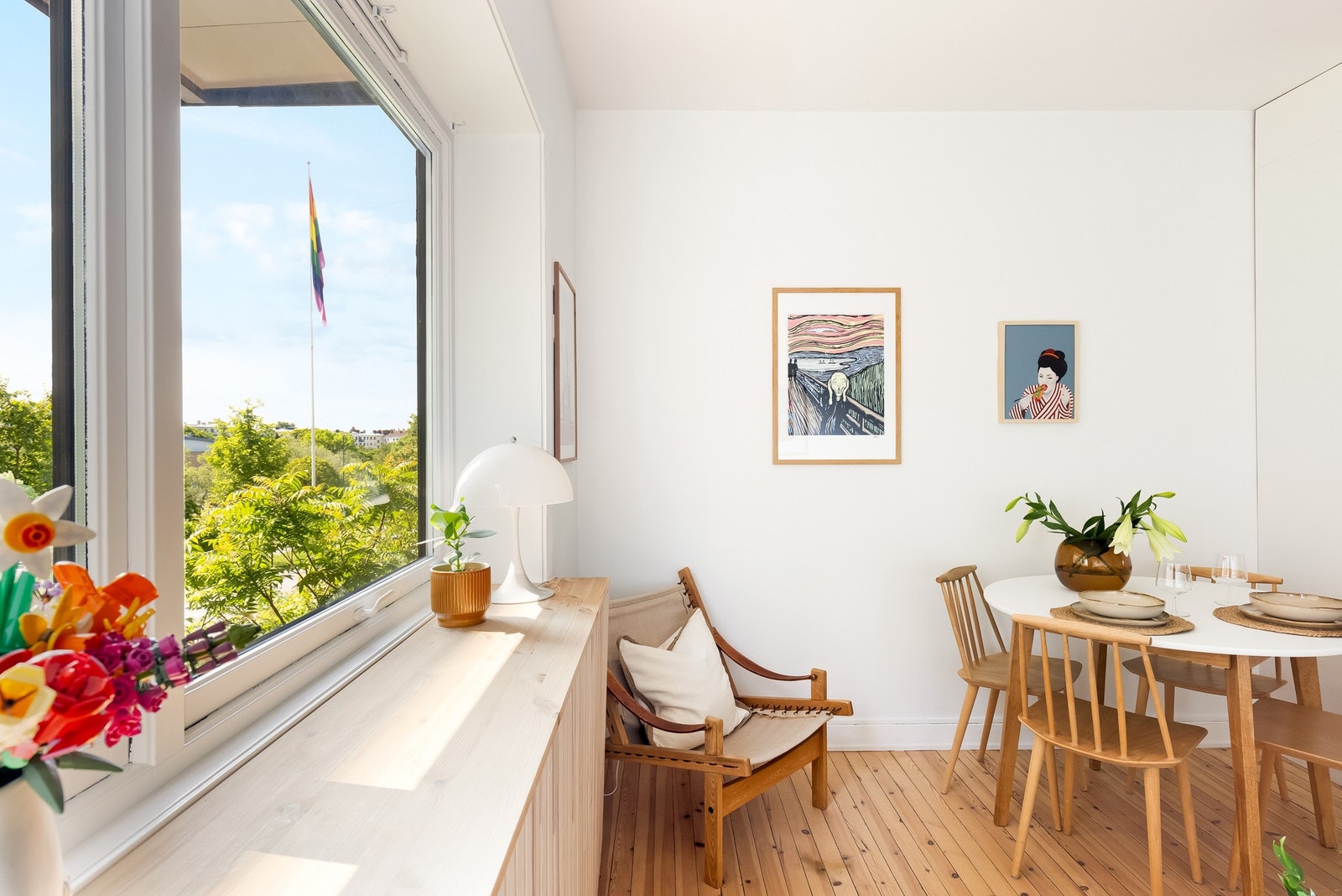 Her får du gleden av god takhøyde og store vindusflater som gir en luftig og god romfølelse. Galleribilde