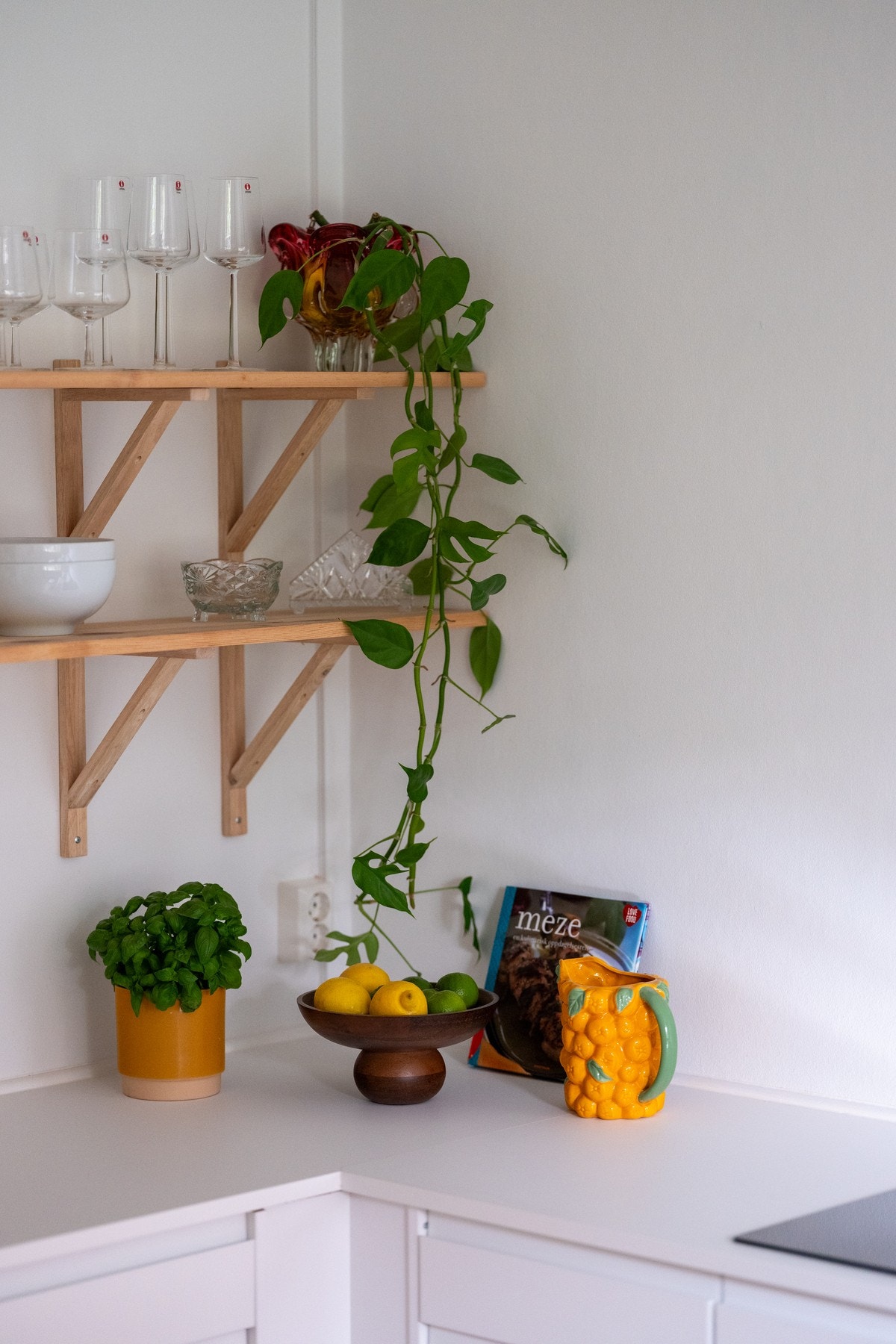 Flott, glatt innredning med laminat benkeplate og nedfelt oppvaskkum med ett-greps armatur. Galleribilde