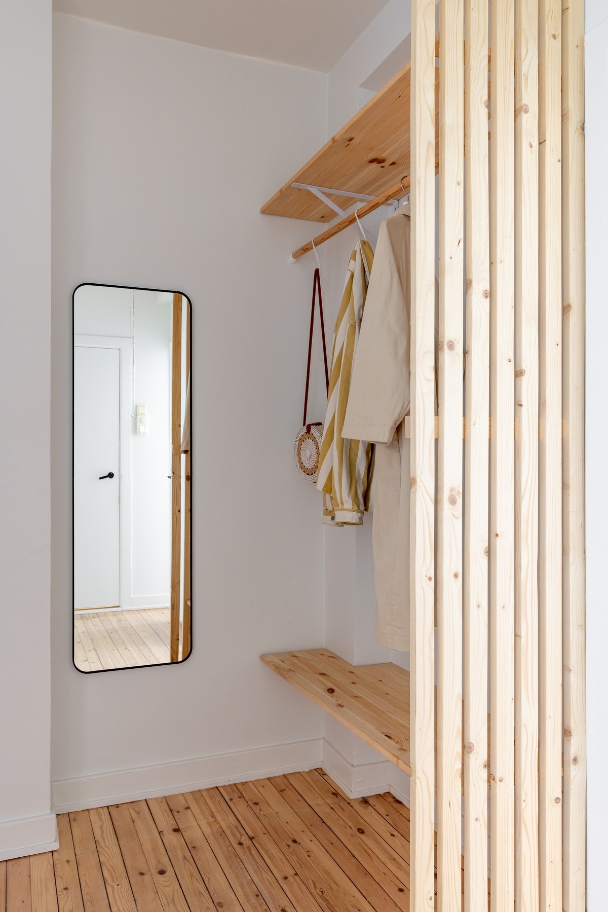 Praktisk nisje adskilt med spilevegg gir plass for yttertøyet. Av ekstern lagring medfølger det en bod i kjeller på 4 kvm og loftsbod med 7 kvm gulvflate. Galleribilde