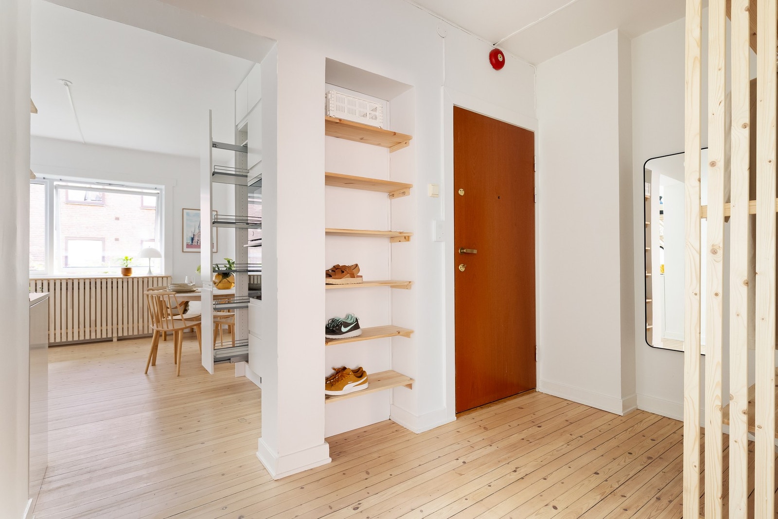 Boligen har en lys entré med slipt og lakkert heltre gulv (2023), noe som er gjennomgående for hele boligen med unntak av baderommet. Galleribilde
