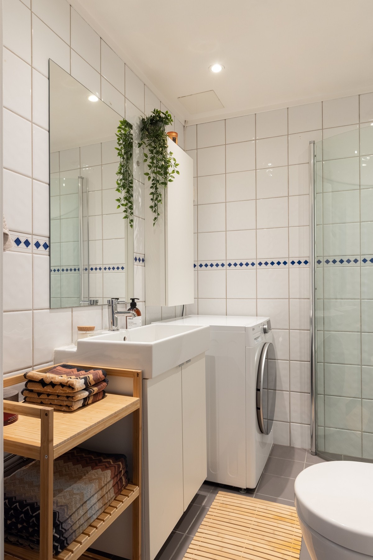 Innredningen består av servant på underskap, speil og veggskap. Galleribilde