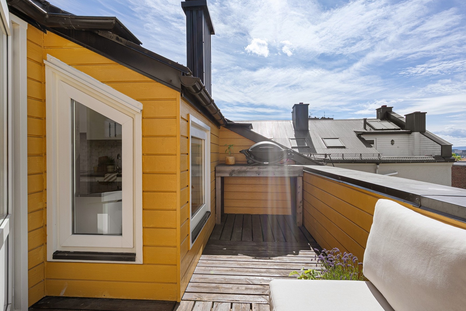 Terrassen er utstyrt med heller på gulv, utelys og utestrøm. Galleribilde