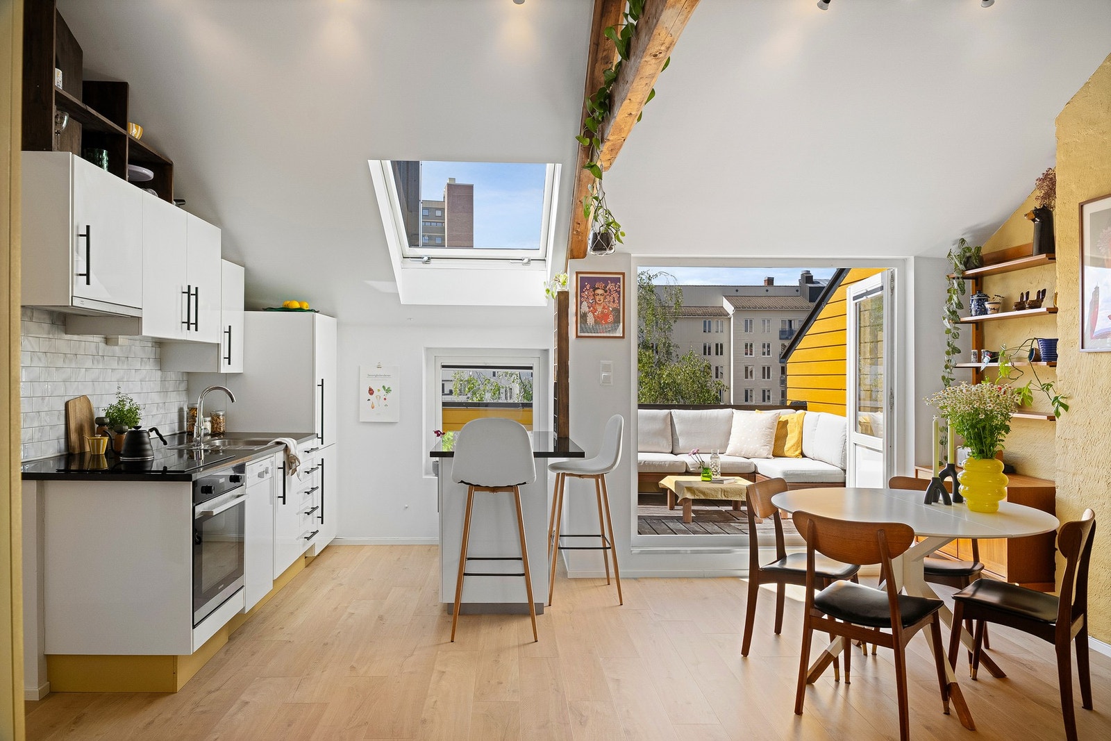 Synlige trebjelker gir boligen ekstra sjarm. Galleribilde