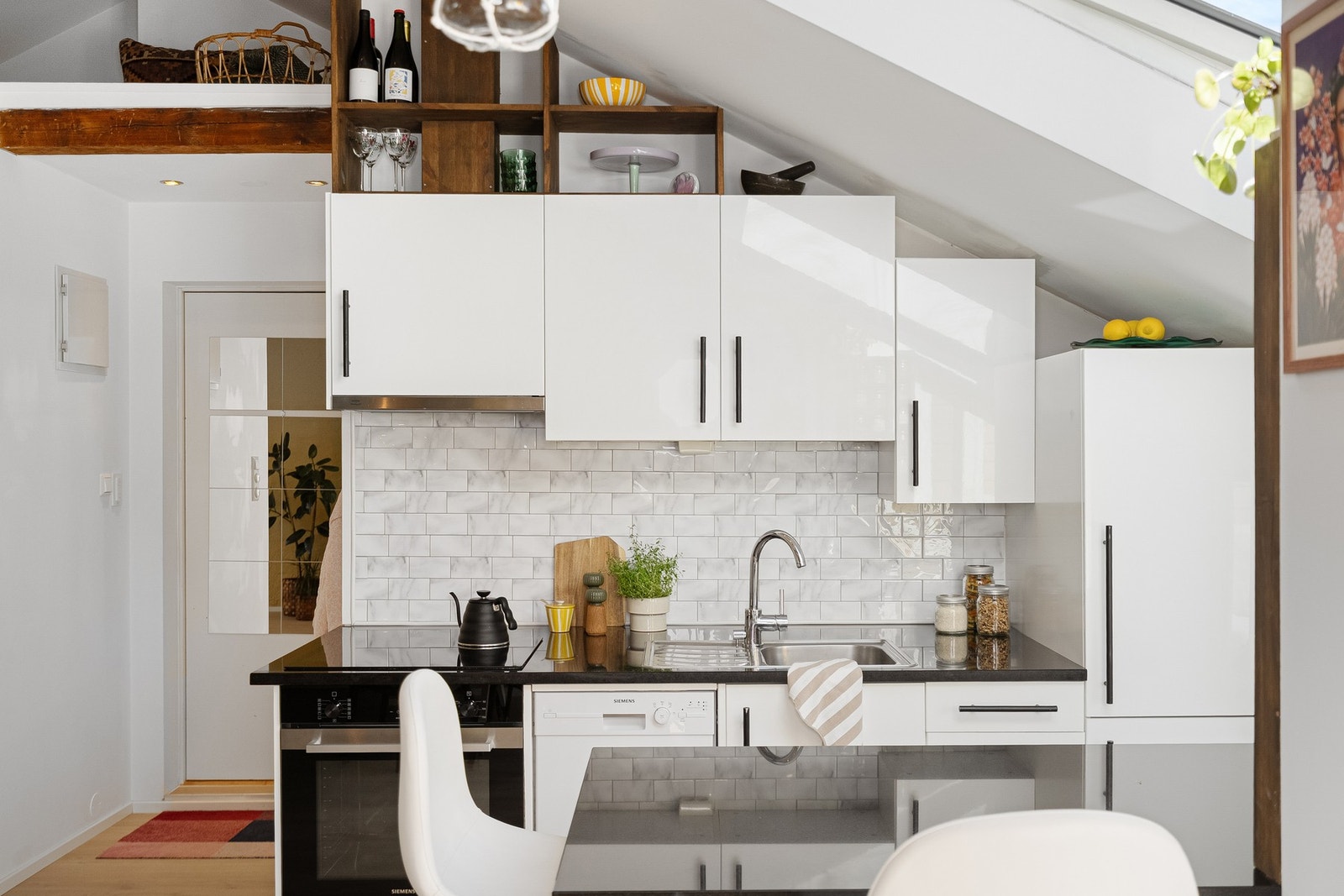 Ikea kjøkkeninnredning med glatte fronter og kvartskompositt benkeplater Galleribilde