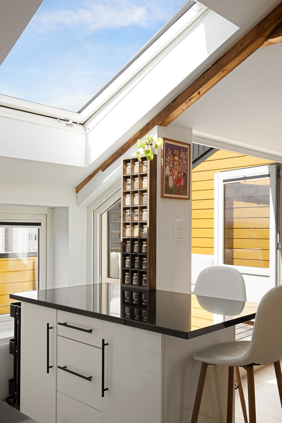 Praktisk kjøkkenøy med spiseplass. Galleribilde