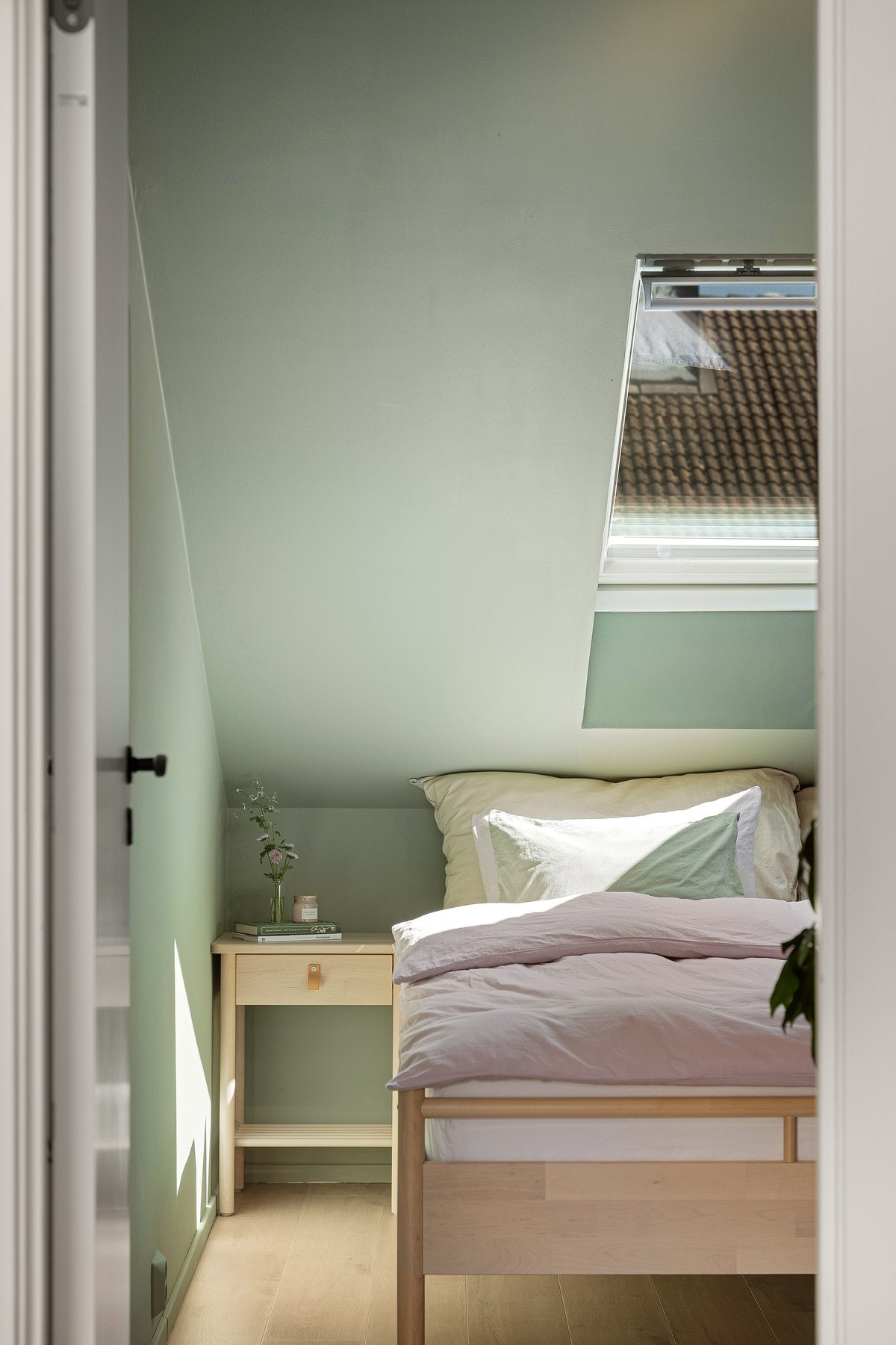 Oppvarming med panelovner, samt vedfyring med Jøtul peisovn. Strøm er inkludert i felleskostnadene. Galleribilde