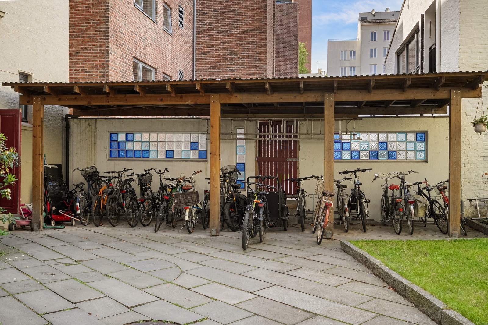 Felles sykkelparkering i bakgården. Galleribilde