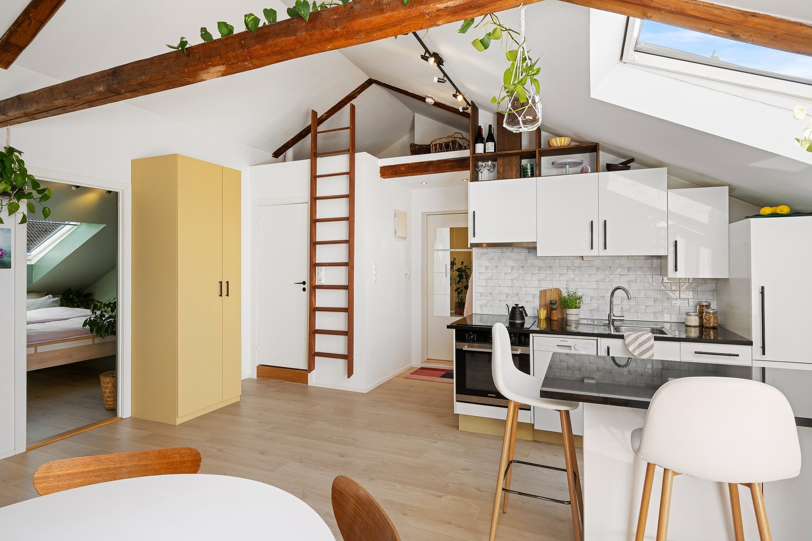 Entré med dørcalling og downlights i taket. Galleribilde