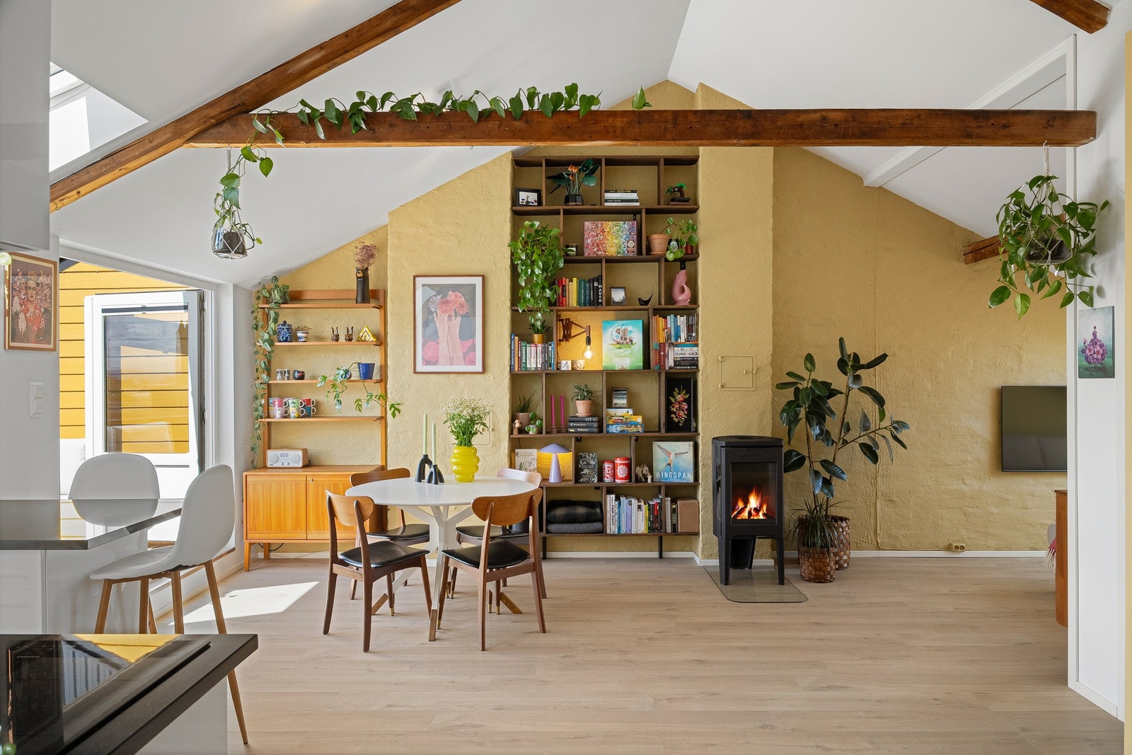 Rehabilitering av piper i 2019. Peisovn i stue. Galleribilde