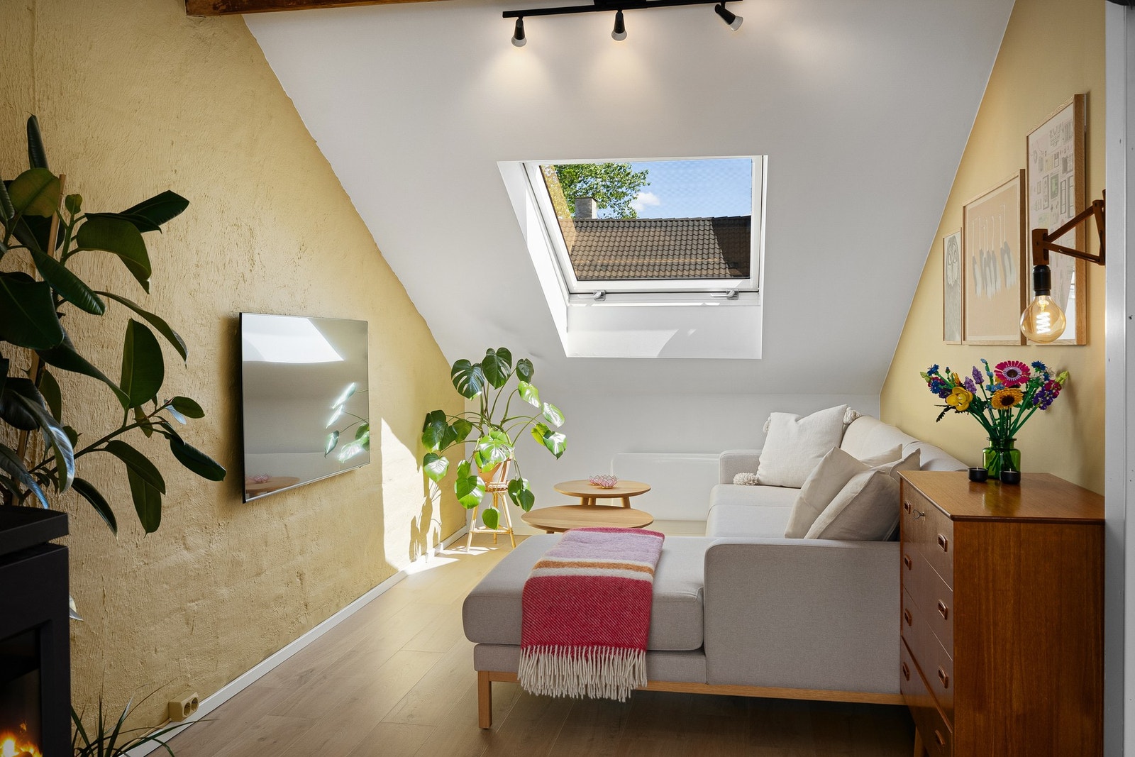 Nye Velux takvinduer i 2024 og 2025 (de siste skiftes juni 2025). Kostnaden er allerede dekt. Galleribilde