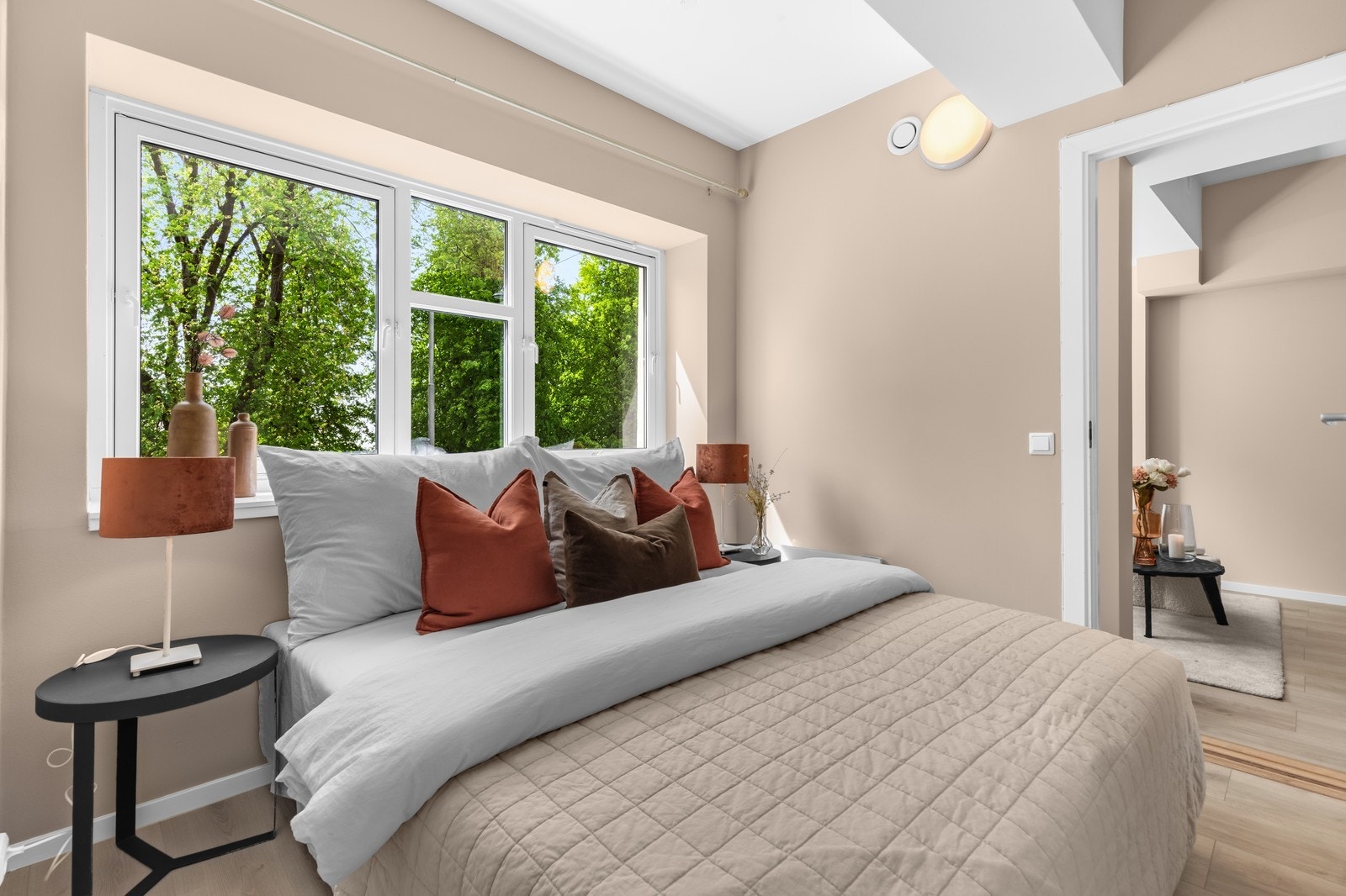 Garderobeskap med god oppbevaringsplass medfølger. Galleribilde