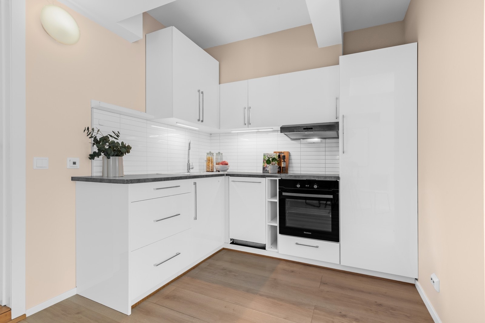 Nyere kjøkken med integrerte hvitevarer. Det er rikelig med benke- og skapplass. Galleribilde