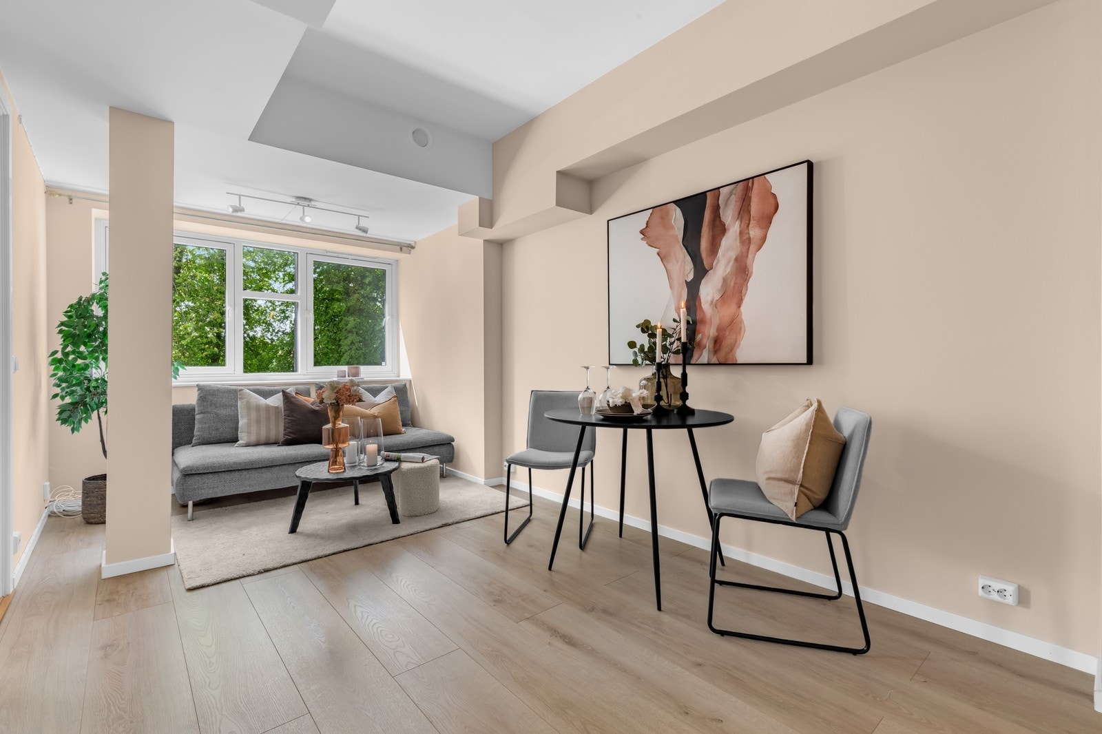 God plass for sofagruppe og spisebord. Galleribilde