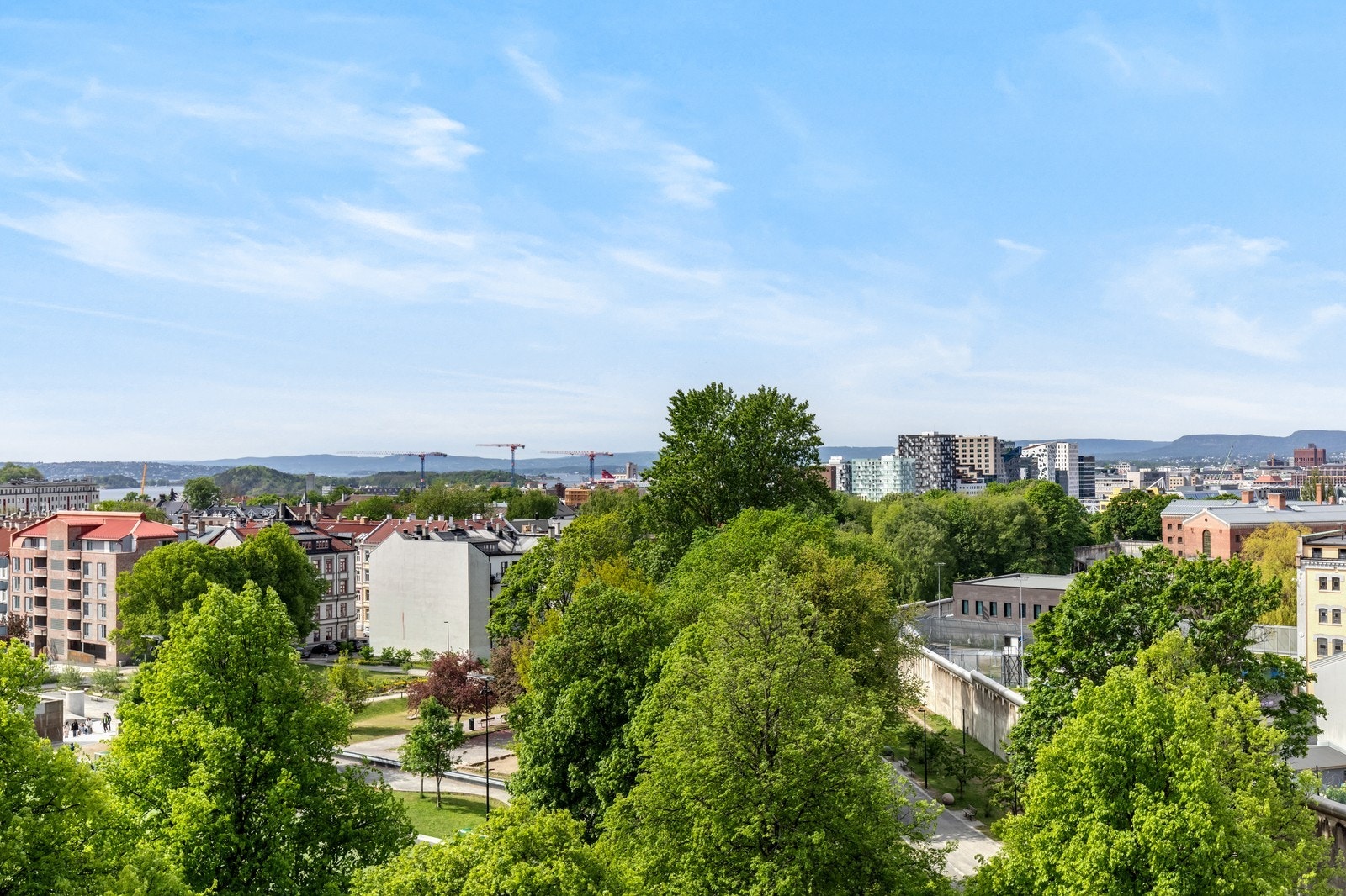 Utsikt fra takterrassen. Sentral beliggenhet med ca. 25 min gangeavstand til Jernbanetorget. Galleribilde