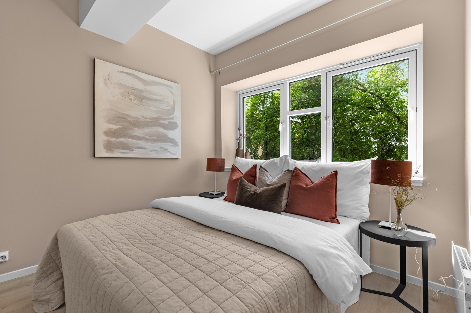 Soverom med god størrelse har plass til en dobbeltseng. Galleribilde