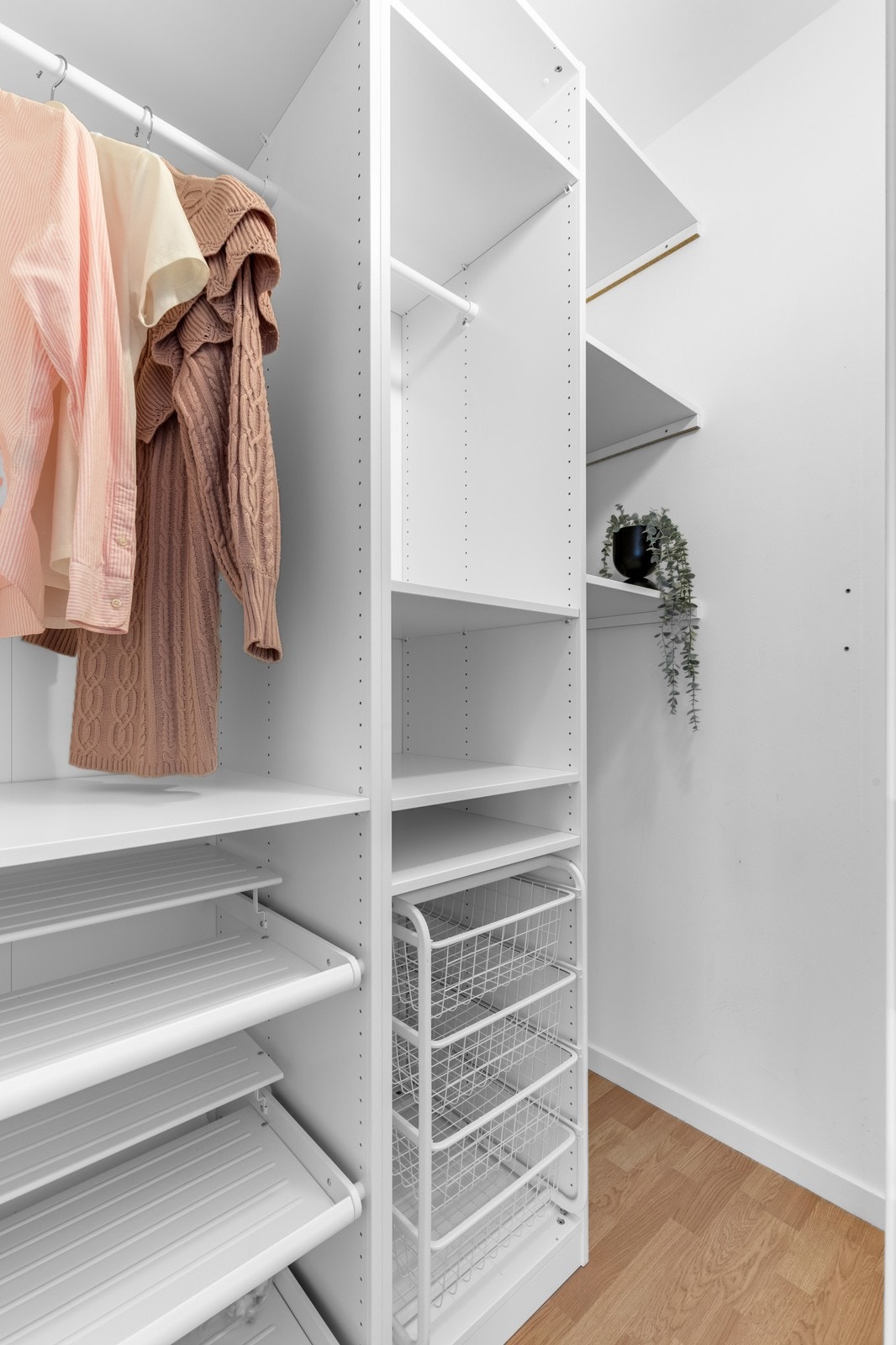 Boden er innredet med veggfestet garderobeskap. Galleribilde