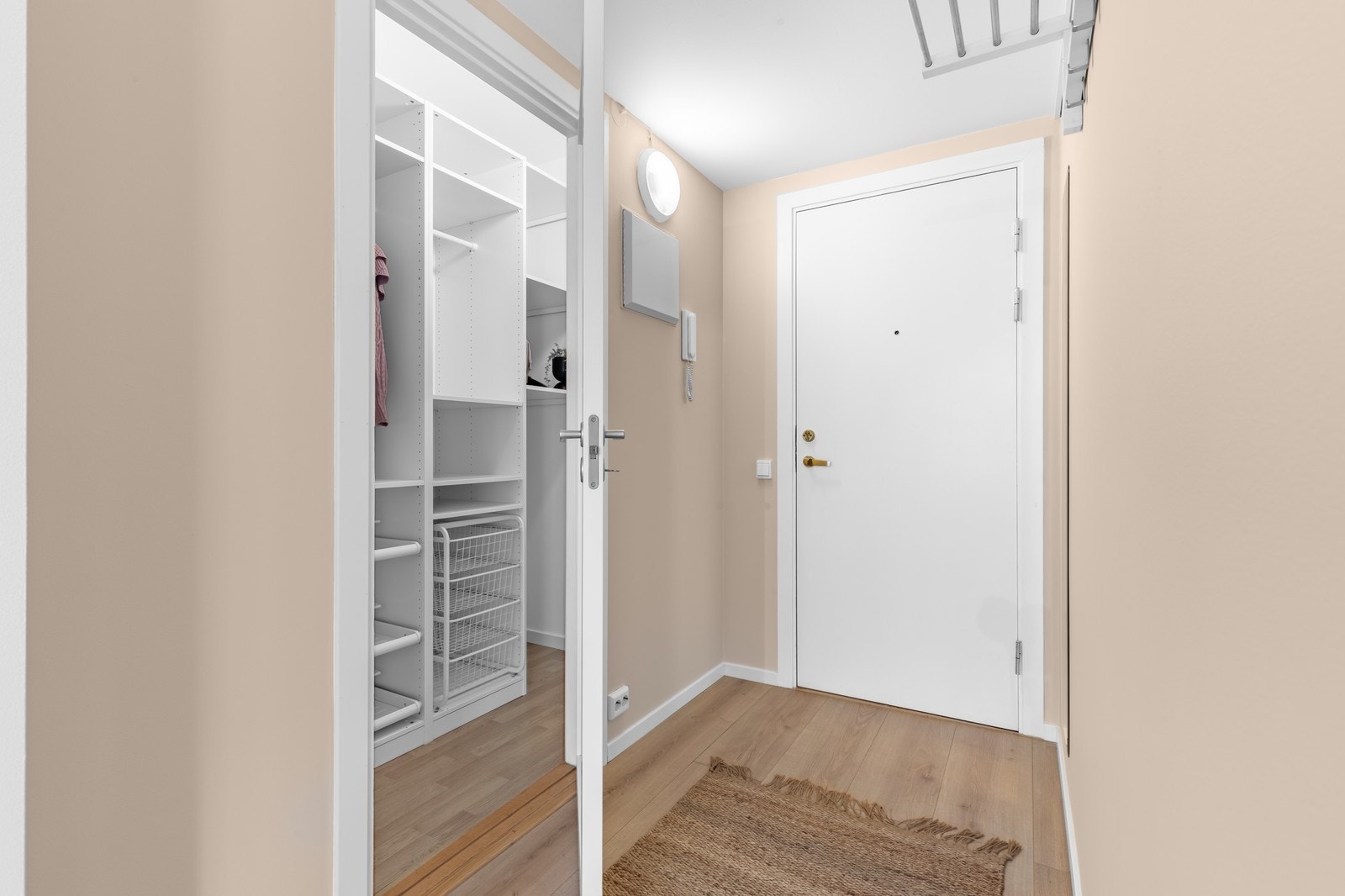 Hyggelig entré med en innvendig bod for ekstra lagring. Galleribilde