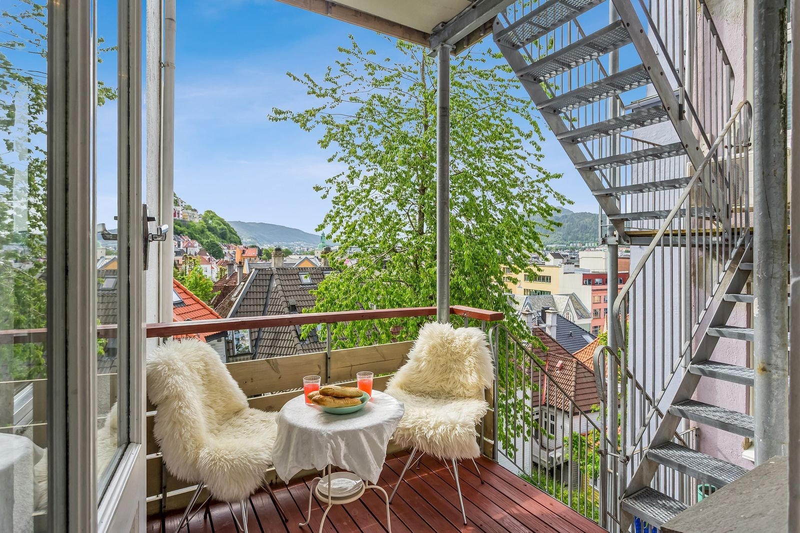 Nyt frokosten eller morgenkaffen her ute sammen med de første solstrålene fra morgensolen. Galleribilde