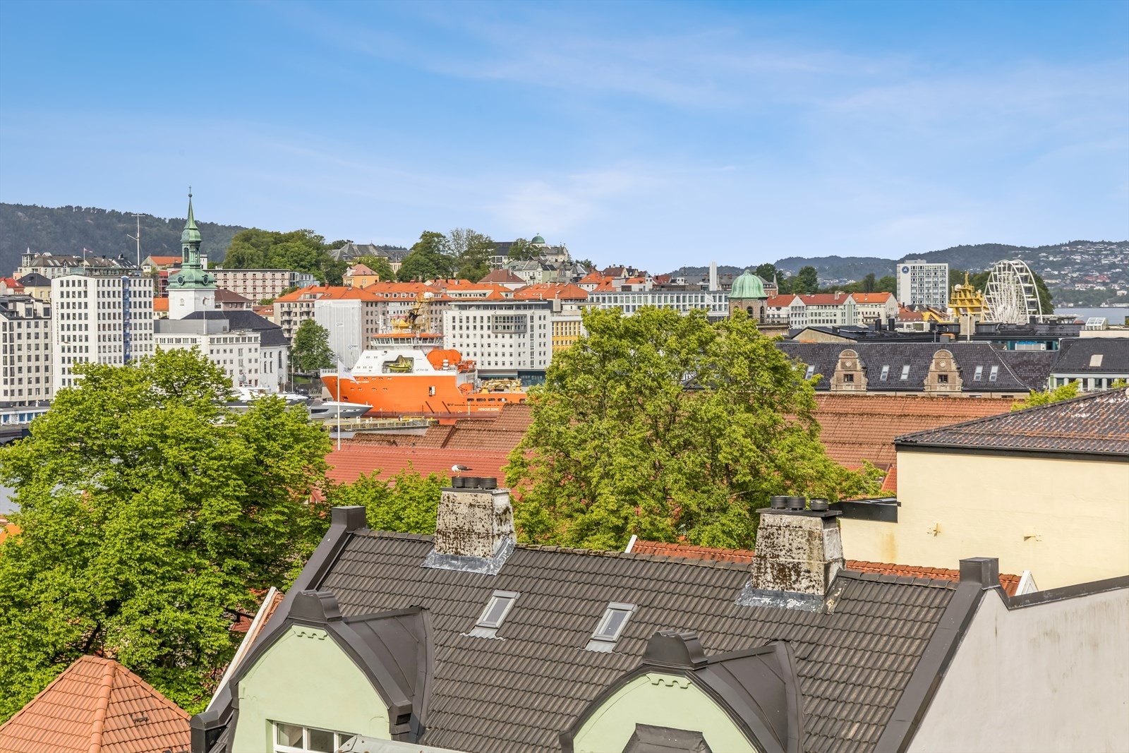 Utsikt ned mot Bryggen. Her nytes røde solnedganger om kvelden. Galleribilde