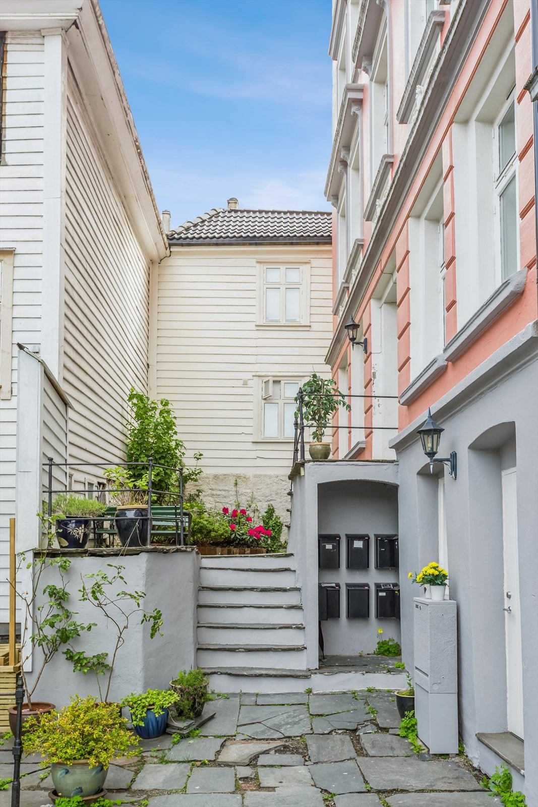 Ute foran inngangspartiet. Velkommen inn. Galleribilde