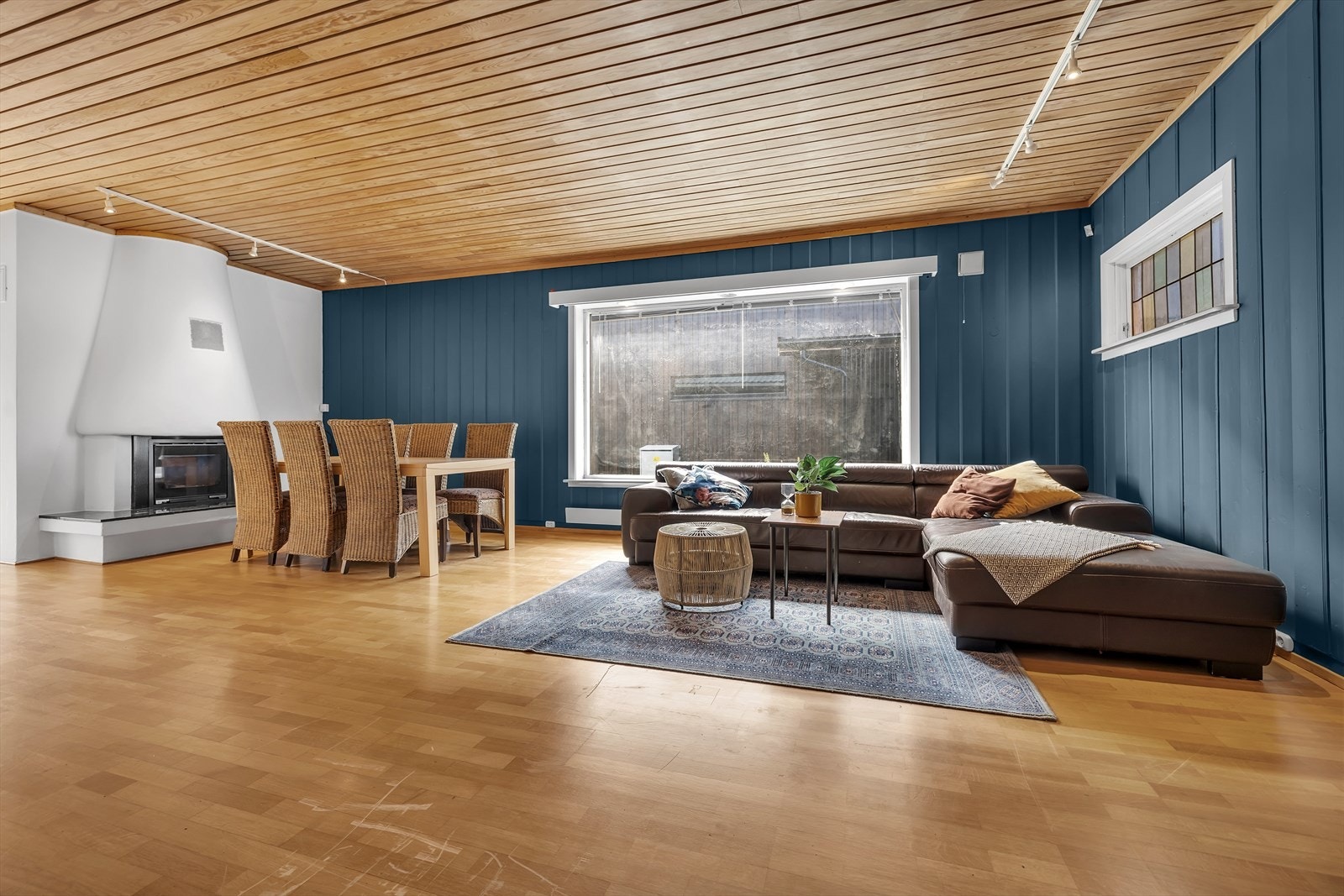 Stor stue med med mange møbleringsmuligheter og vedfyring. Galleribilde