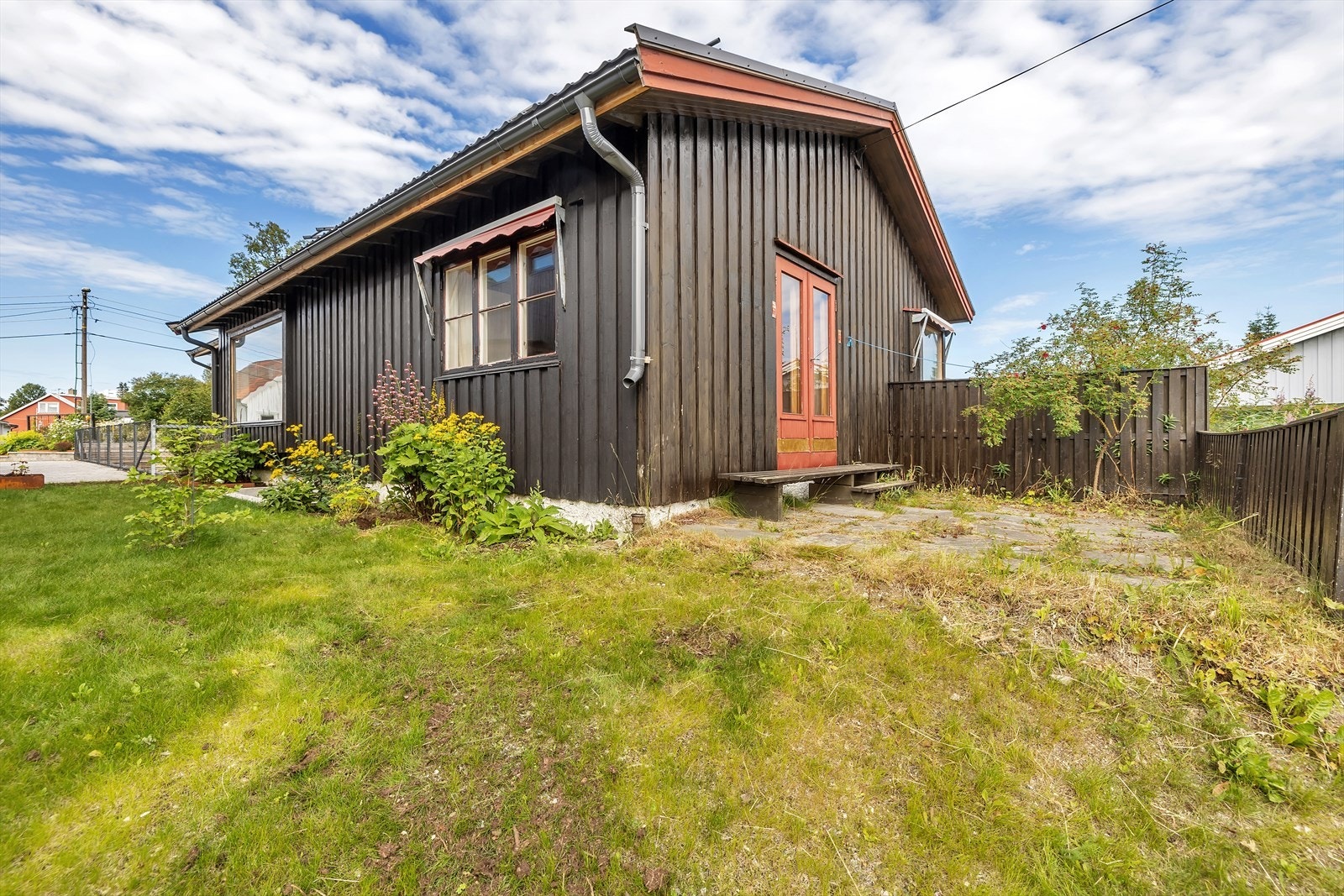 Boligen ligger fint til i et barnevennlig villastrøk sentralt på Sør-Tromsøya. Galleribilde