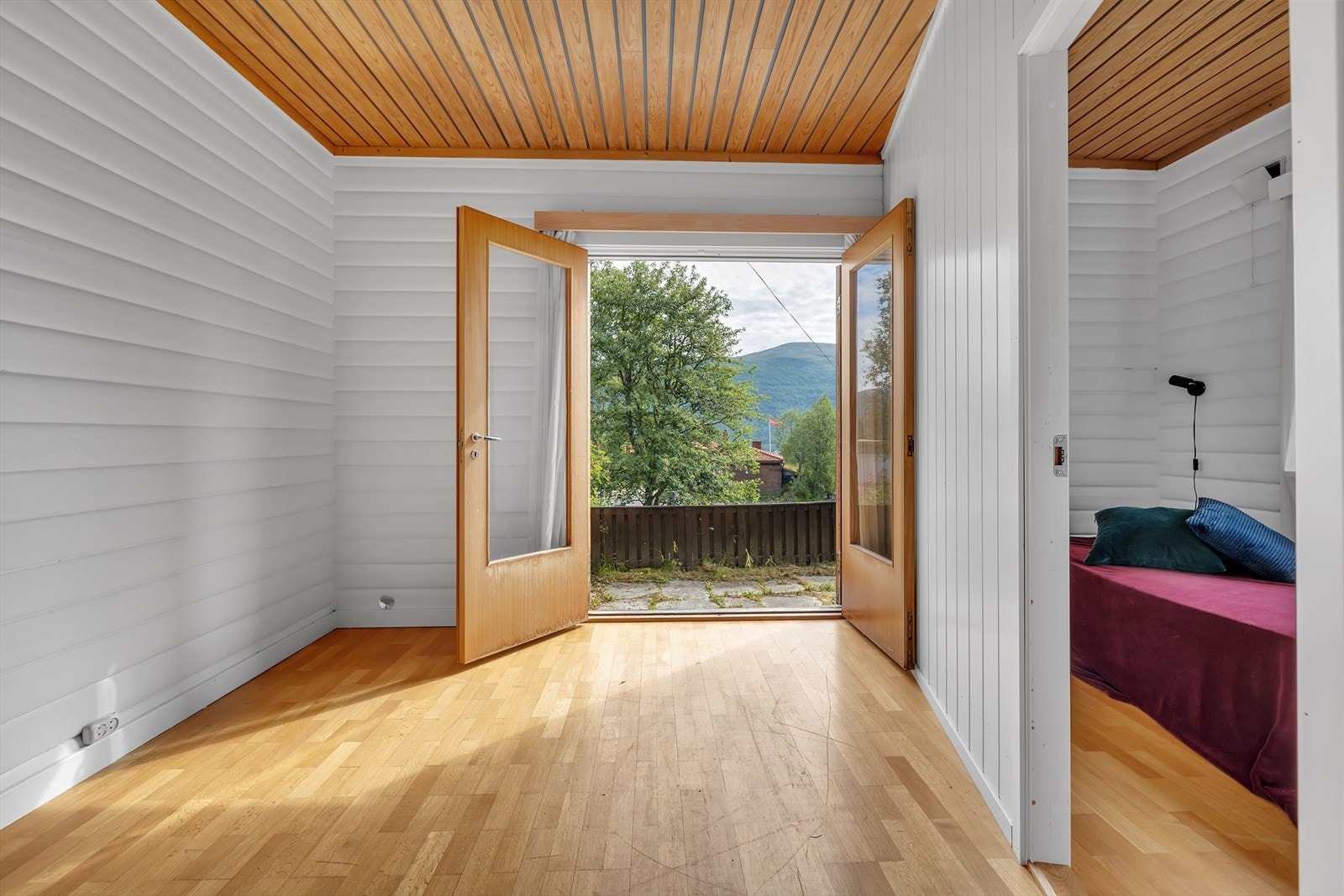 Utgang til hage fra stuen. Galleribilde