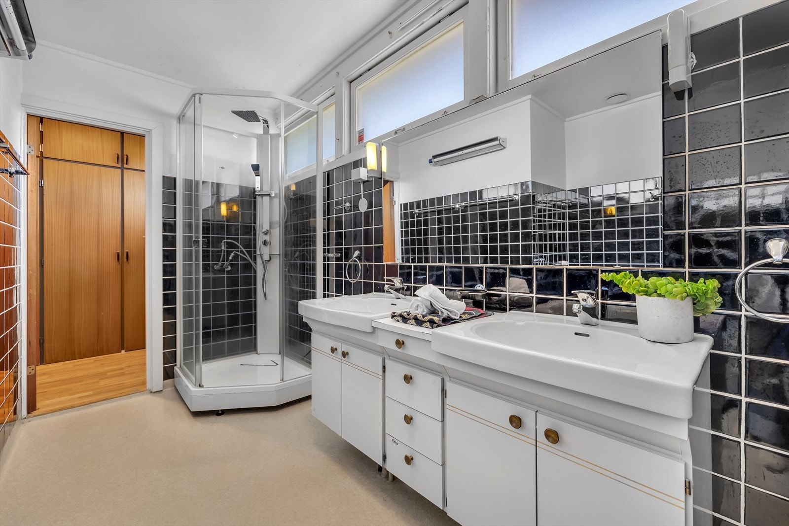 Badet har dusjkabinett og badekar. Galleribilde