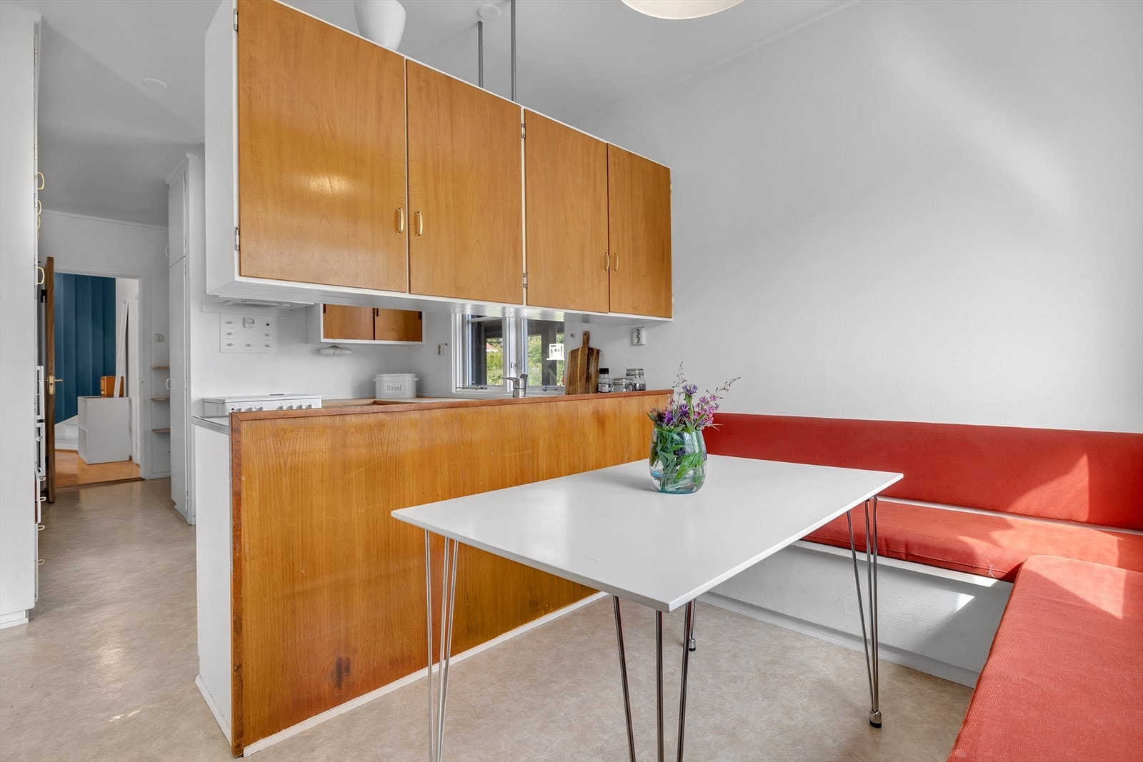 Hyggelig samlingsplass i front av kjøkkenet. Galleribilde