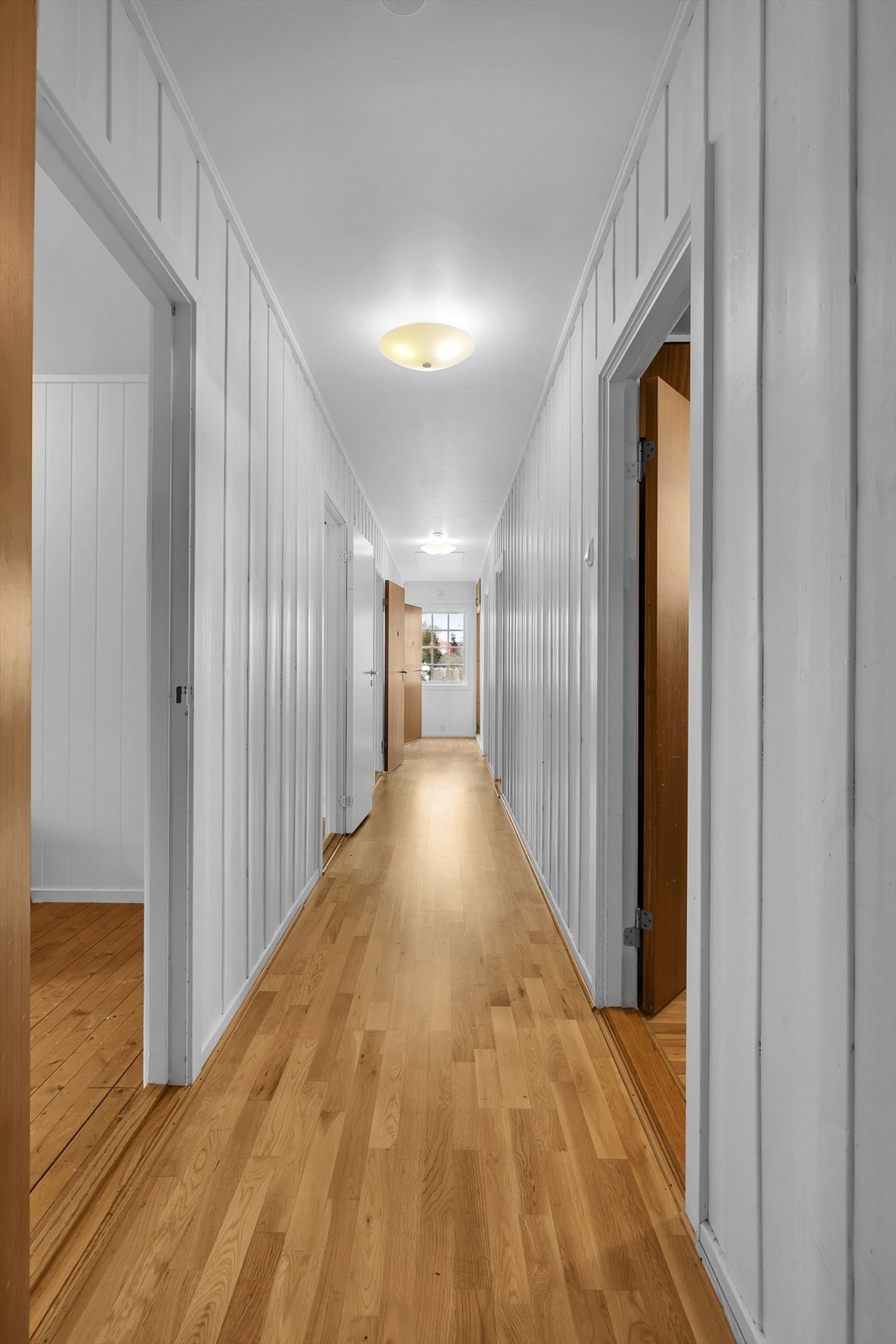 Mellomgang hvor man finner 6 soverom, bad og toalett. Galleribilde