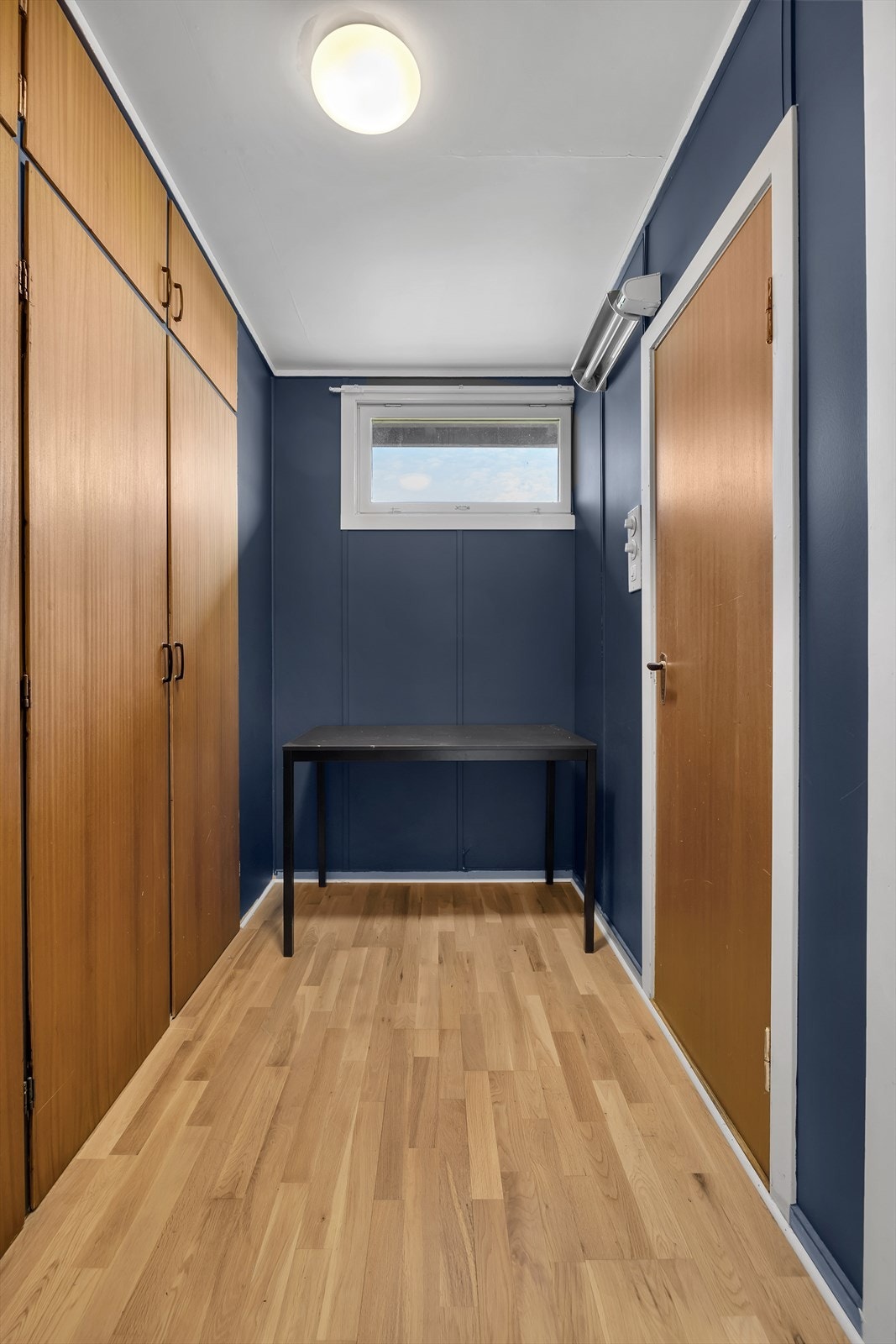 Omkledningsrom/garderobe i mellomgang mellom soveromsfløyen og bad/toalett. Galleribilde