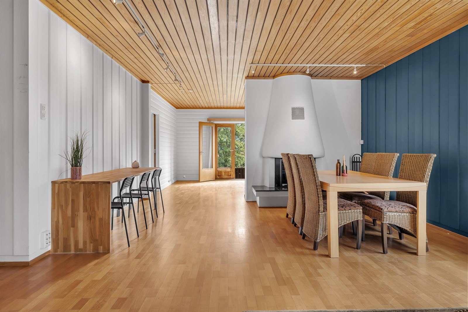 Stor og innholdsrik enebolig med gode leieinntekter beliggende i attraktivt, solrikt og barnevennlig området! Galleribilde