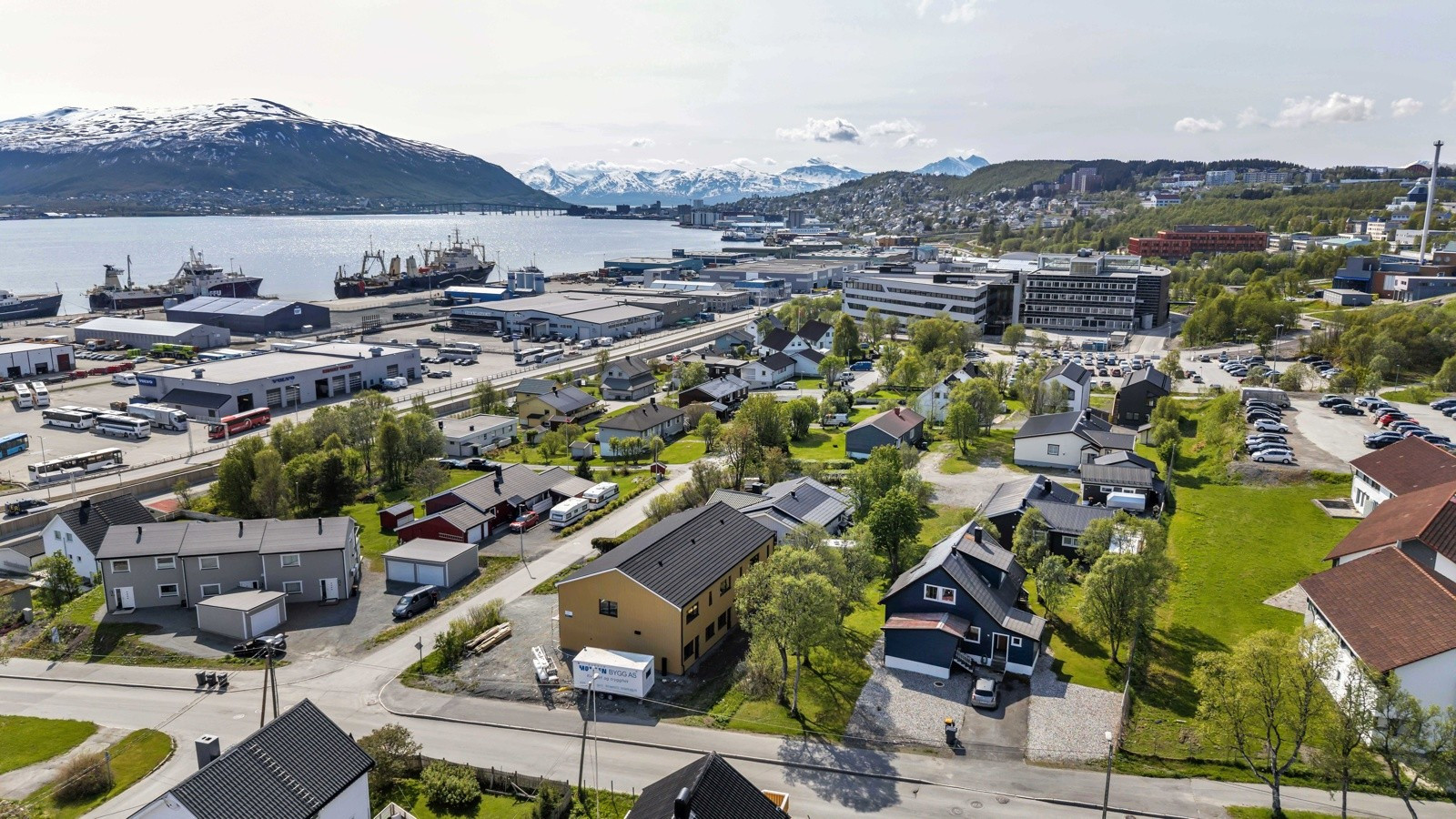 Høy standard, smarte løsninger, integrert garasje og sentral beliggenhet på Gimle.