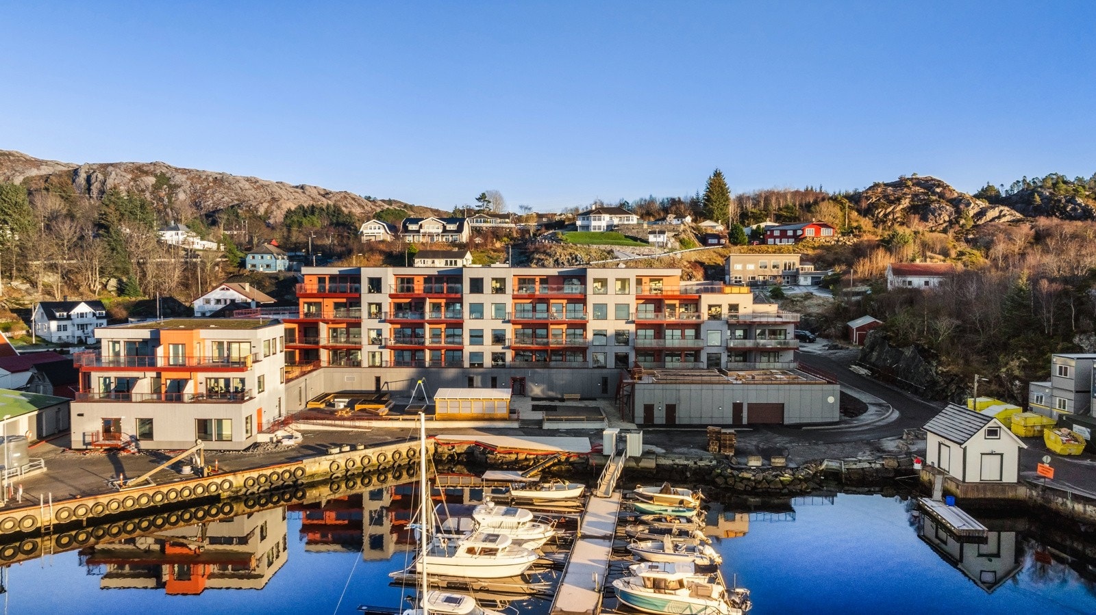 Bryggen er organisert gjennom Møvik marina og leiligheten har medfølgende 1 båtplass. Galleribilde