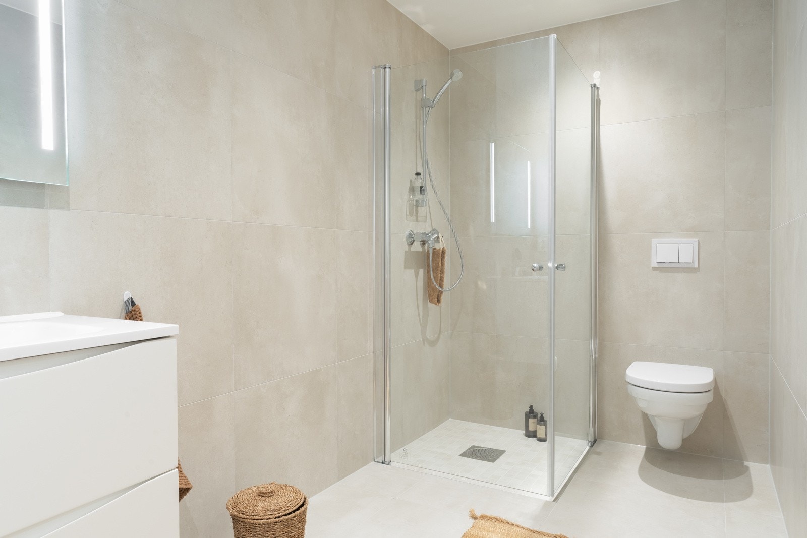 Leiligheten inneholder 2 bad og separat vaskerom. Galleribilde