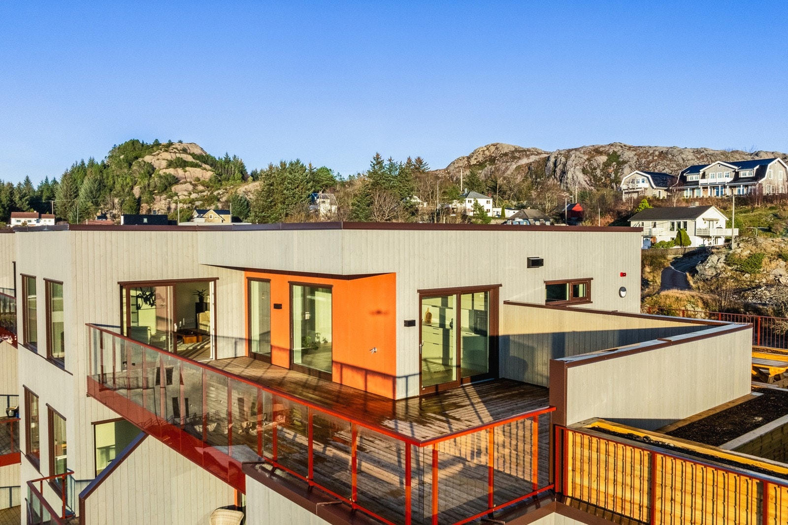 Sjelden mulighet! Topp- og hjørneleilighet med 2 garasjeplasser, heis og båtplass! Galleribilde