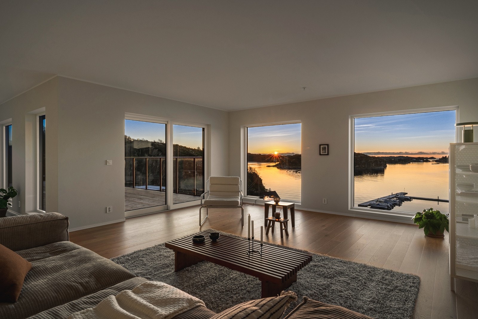 Denne flotte topp- og hjørneleiligheten i Møvika 41 presenteres av EIE eiendomsmegling v/Christine Terkelsen. Galleribilde