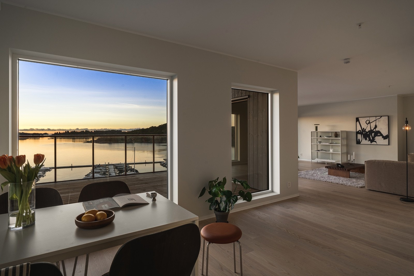 Leiligheten har vestvendt beliggenhet ut mot havet. Galleribilde