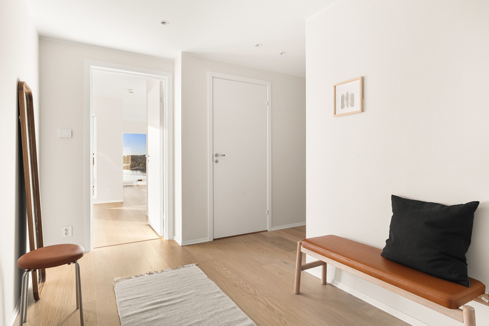 Velkommen inn! Lys og romslig gang. Galleribilde