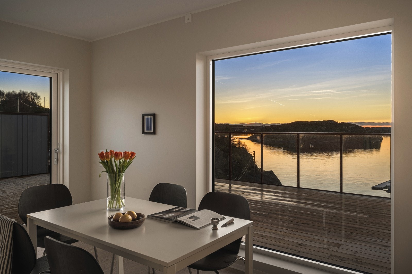 Utsikten endrer seg i takt med årstidene, vær og vind - som et levende maleri! Galleribilde