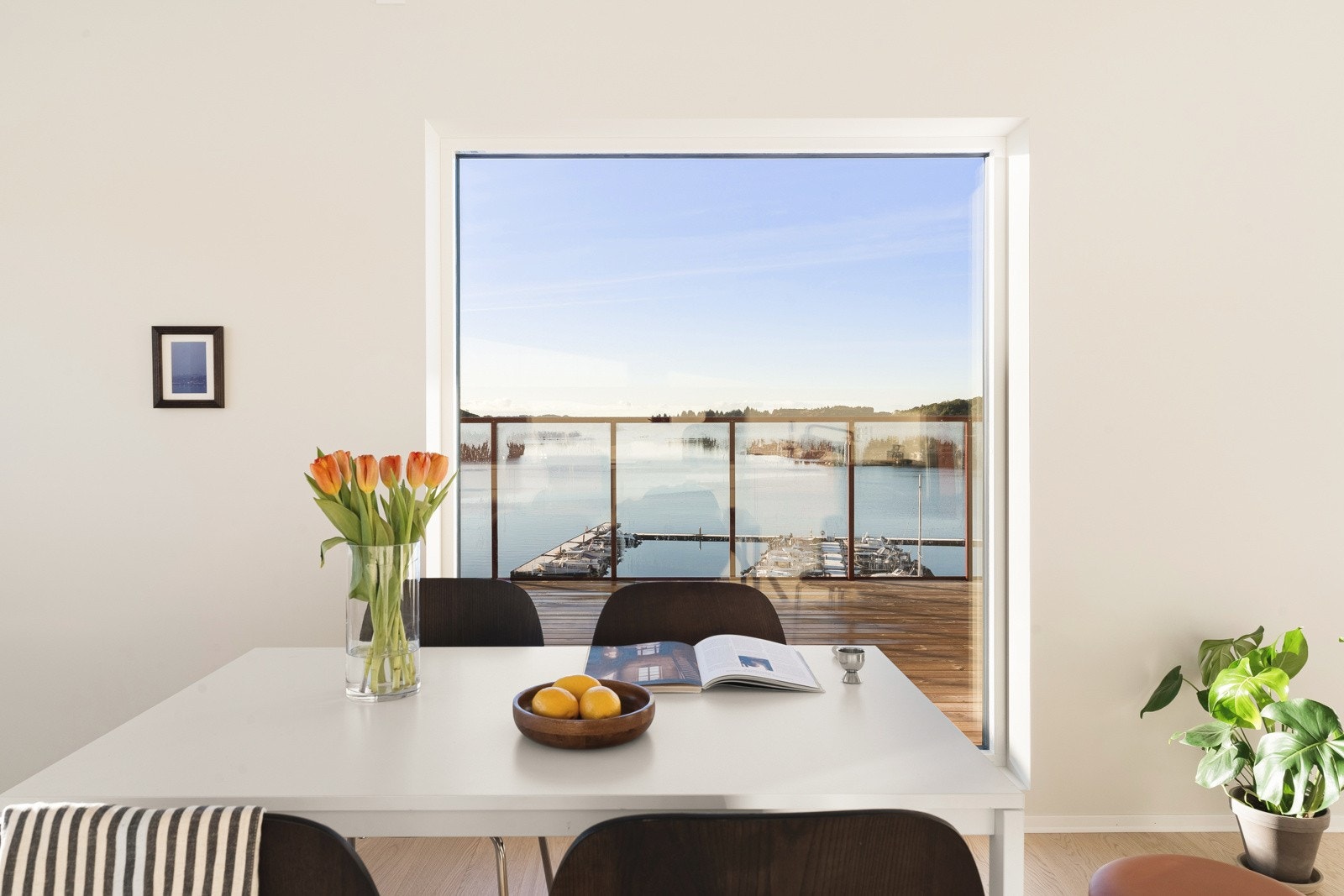 Spisebordet passer fint ved et av vinduene. Galleribilde