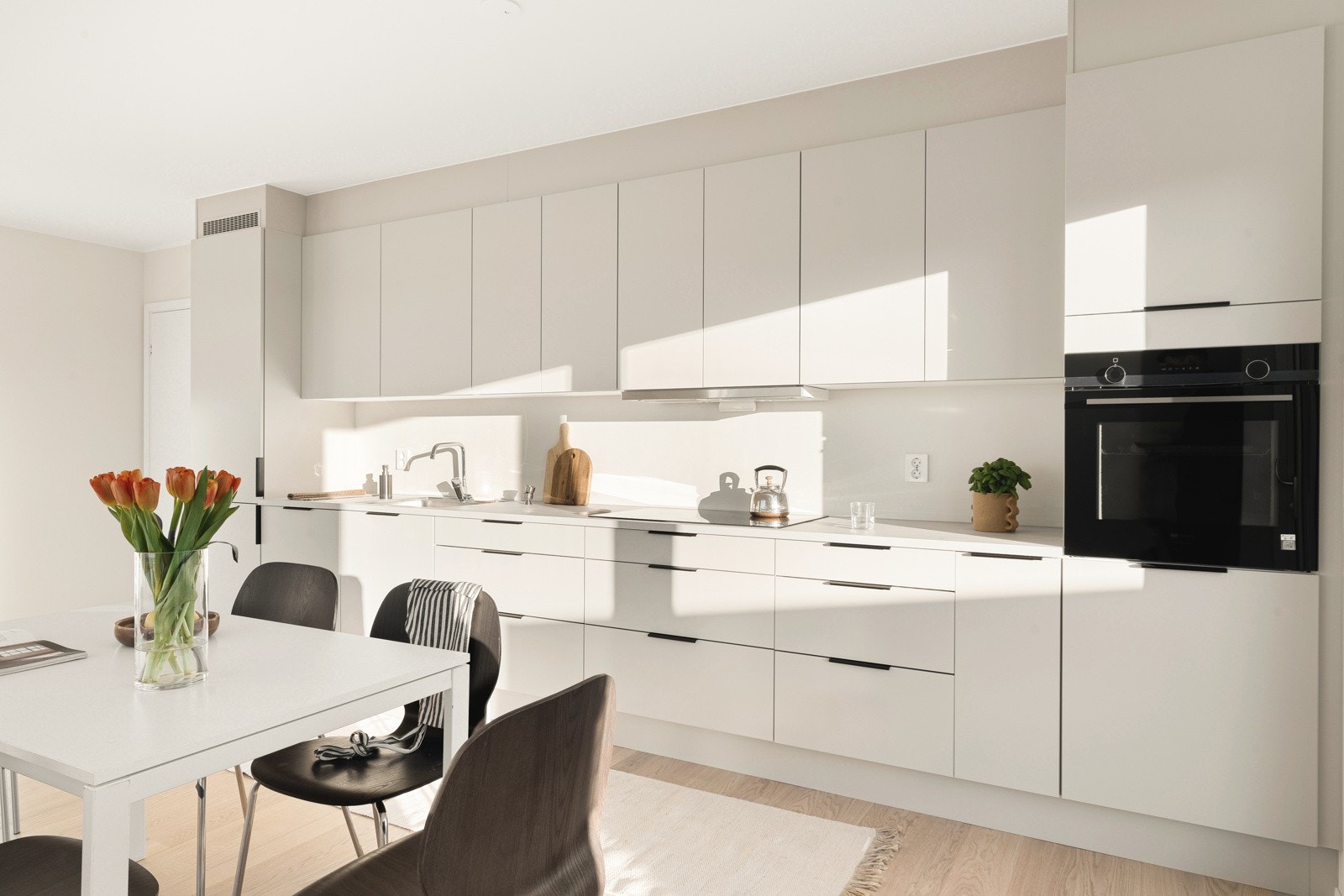 Kjøkkenfrontene er i en lys, behagelig farge! Galleribilde