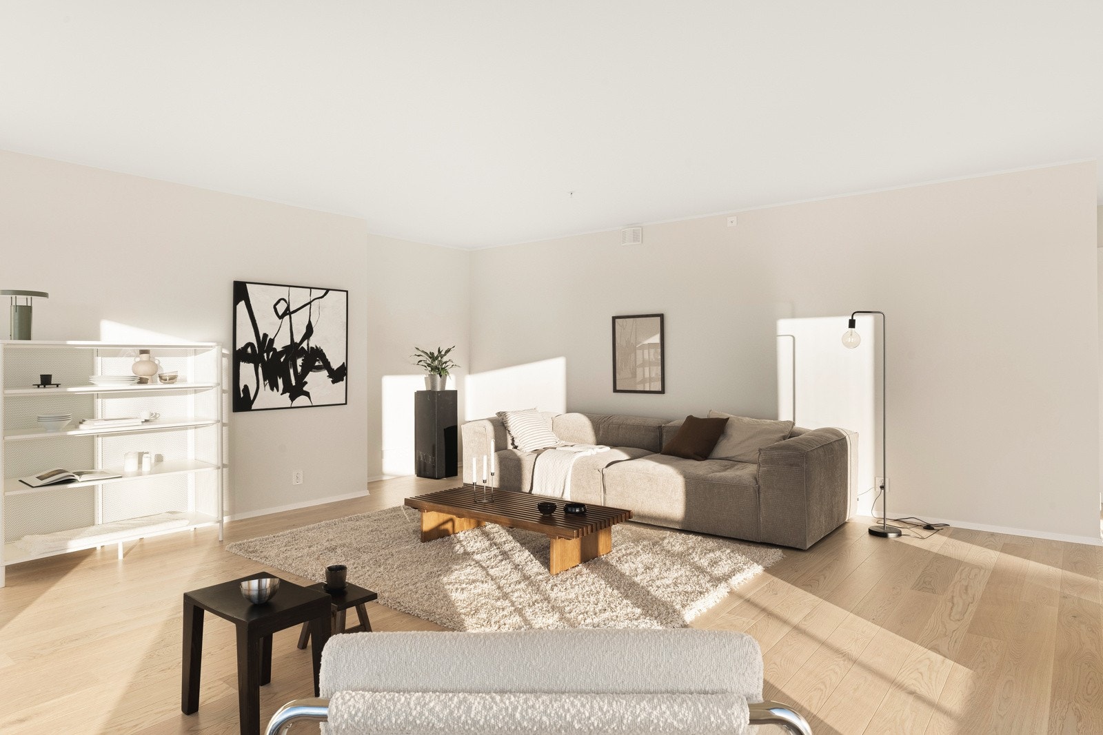 Vinduene sørger for godt med dagslys inn i leiligheten. Galleribilde