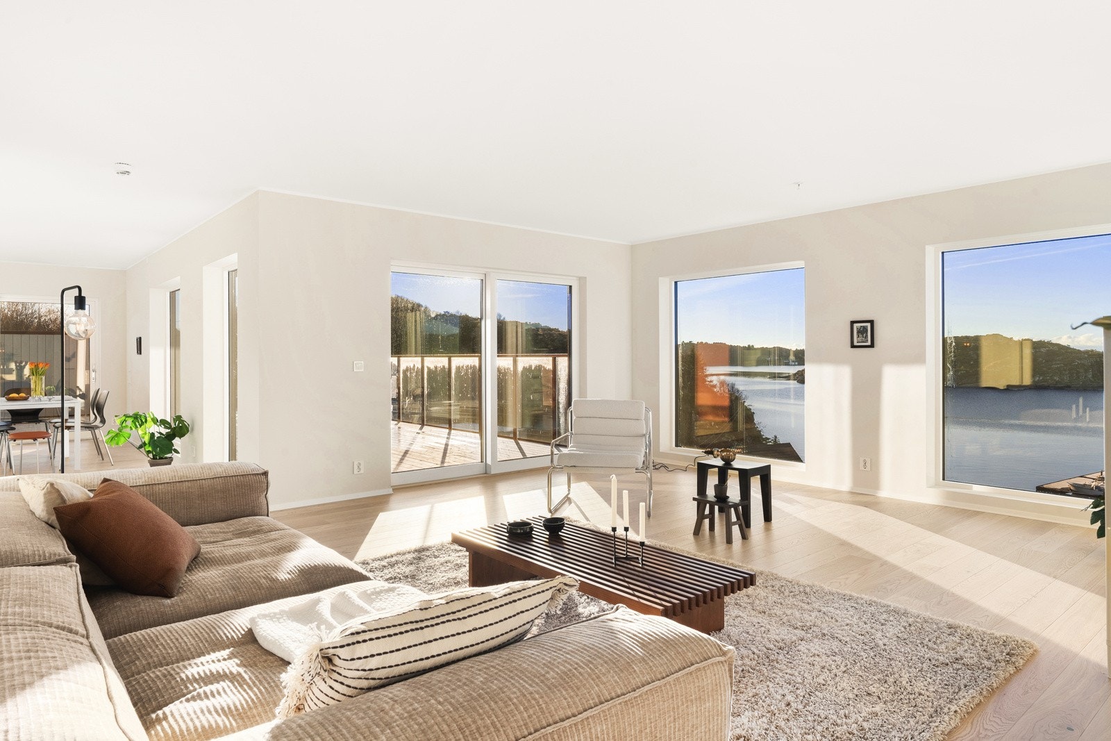 Lys og romslig stue med store vindusflater! Galleribilde