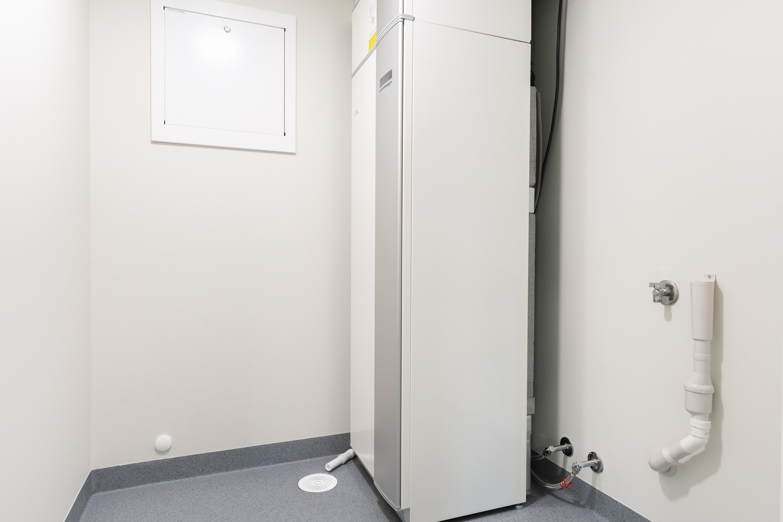 Separat vaskerom med opplegg for vaskemaskin og tørketrommel. Galleribilde