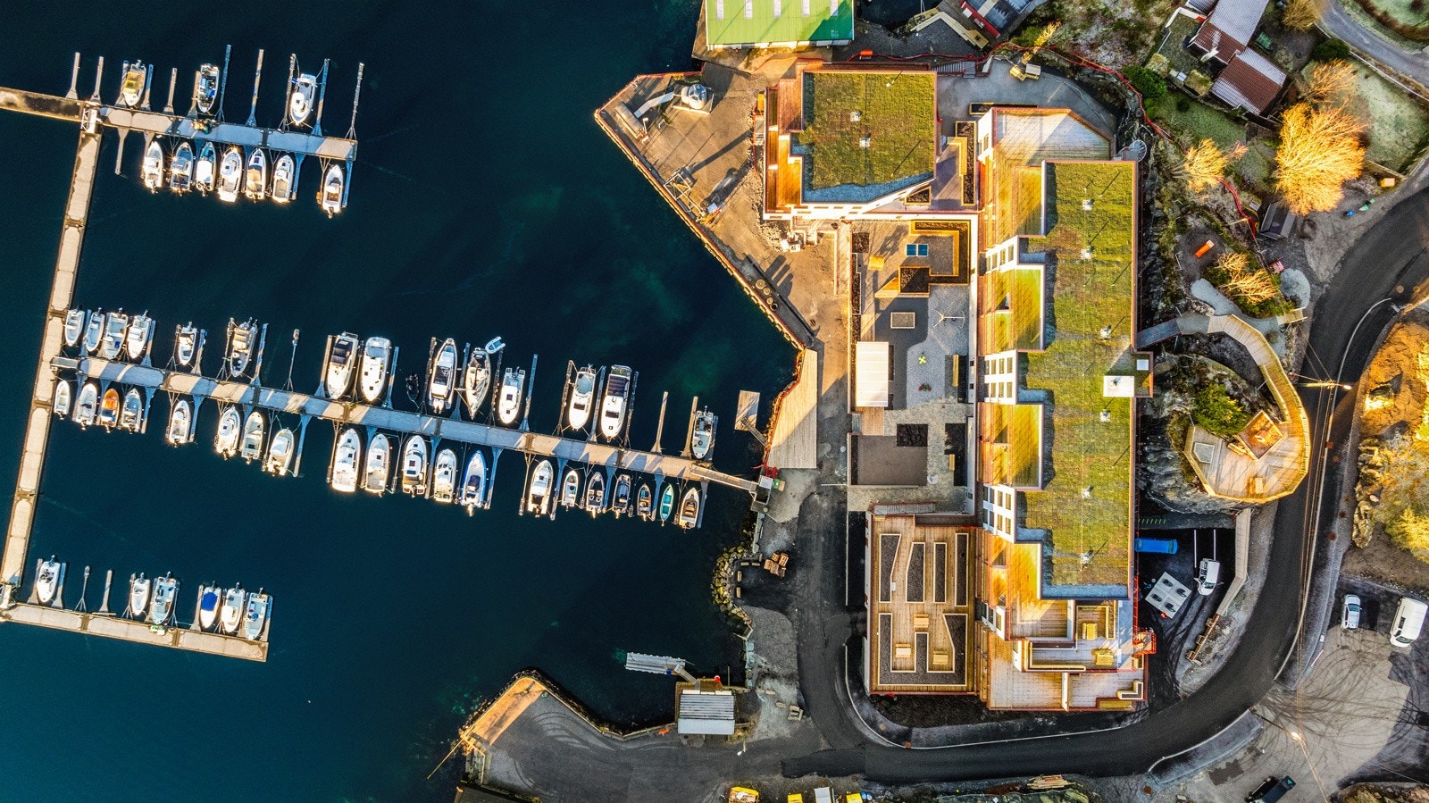 Eiendommen sett ovenfra! Egen båtplass i bryggen rett foran! Galleribilde