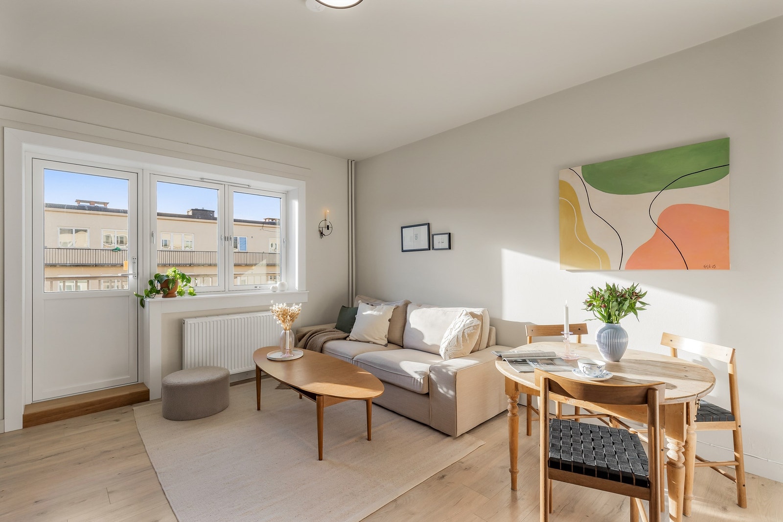 Stuen er malt i nøytrale, tidløse nyanser. Galleribilde