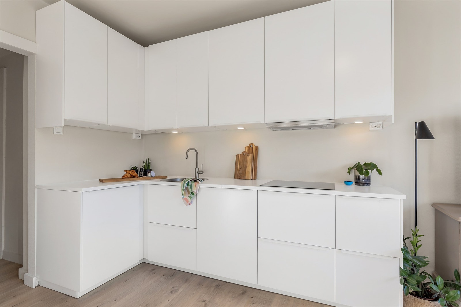 Lekkert lyst kjøkken i åpen løsning til stuen. Galleribilde