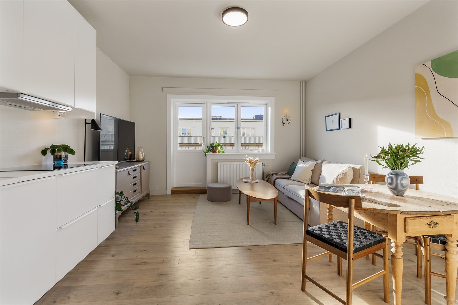 Leiligheten er pusset opp i 2022 med nytt kjøkken, nye overflater og nytt sikringsskap. Galleribilde