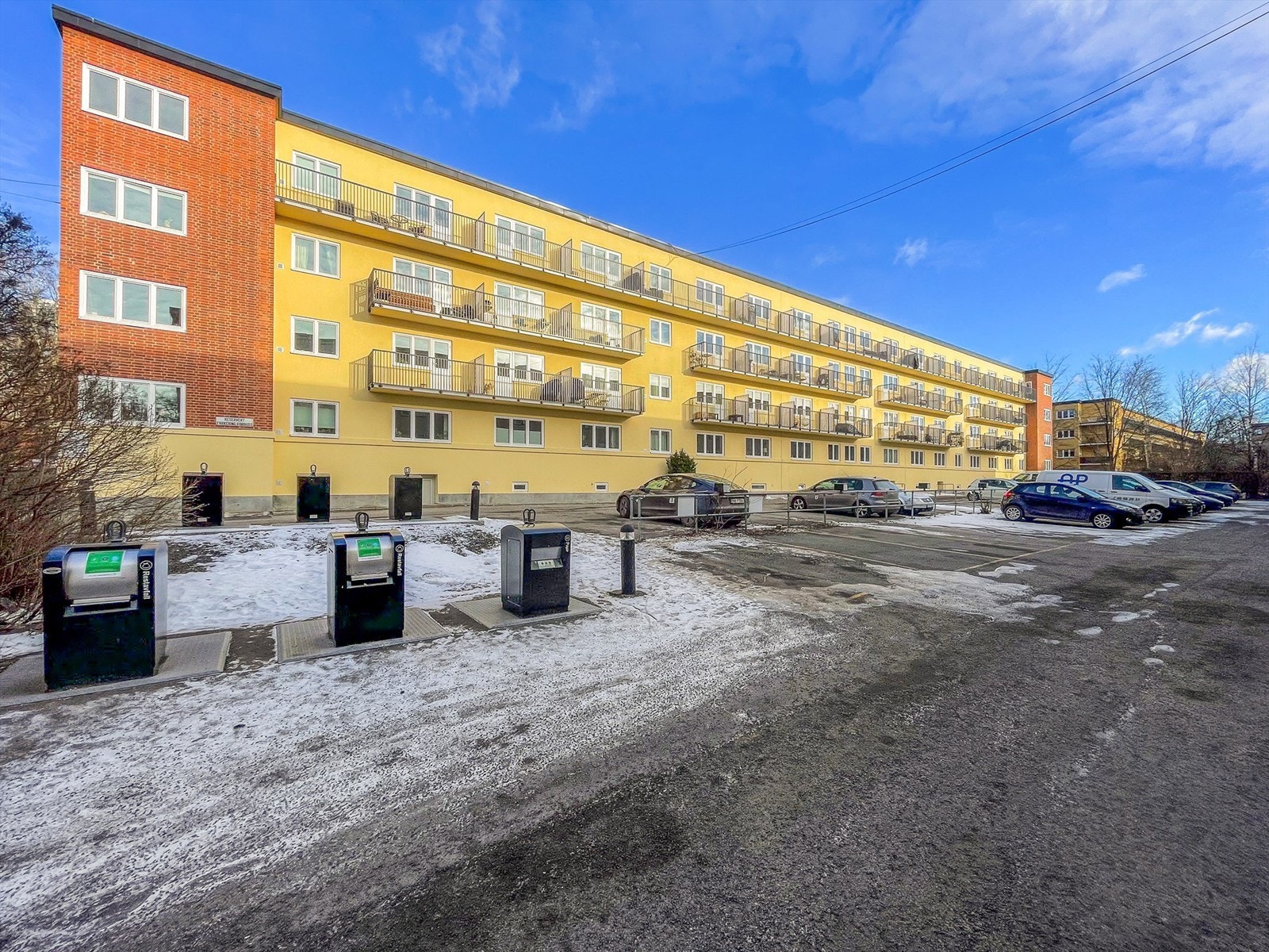 Det er mulig å leie parkeringsplass gjennom borettslaget. Pr. nå er det 2 på venteliste ifølge styret. Galleribilde